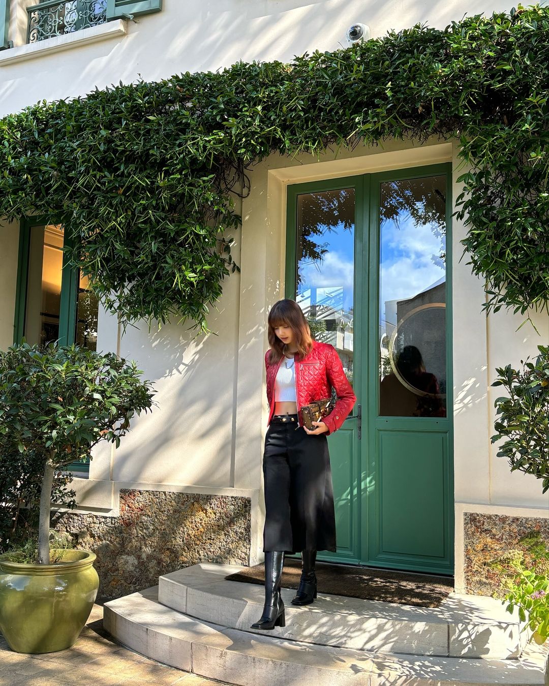 Módní exploze se stylovou černočervenou barevnou kombinací - Foto 2. Bùng nổ thời trang với cặp sắc màu đen và đỏ sành điệu- Ảnh 2.