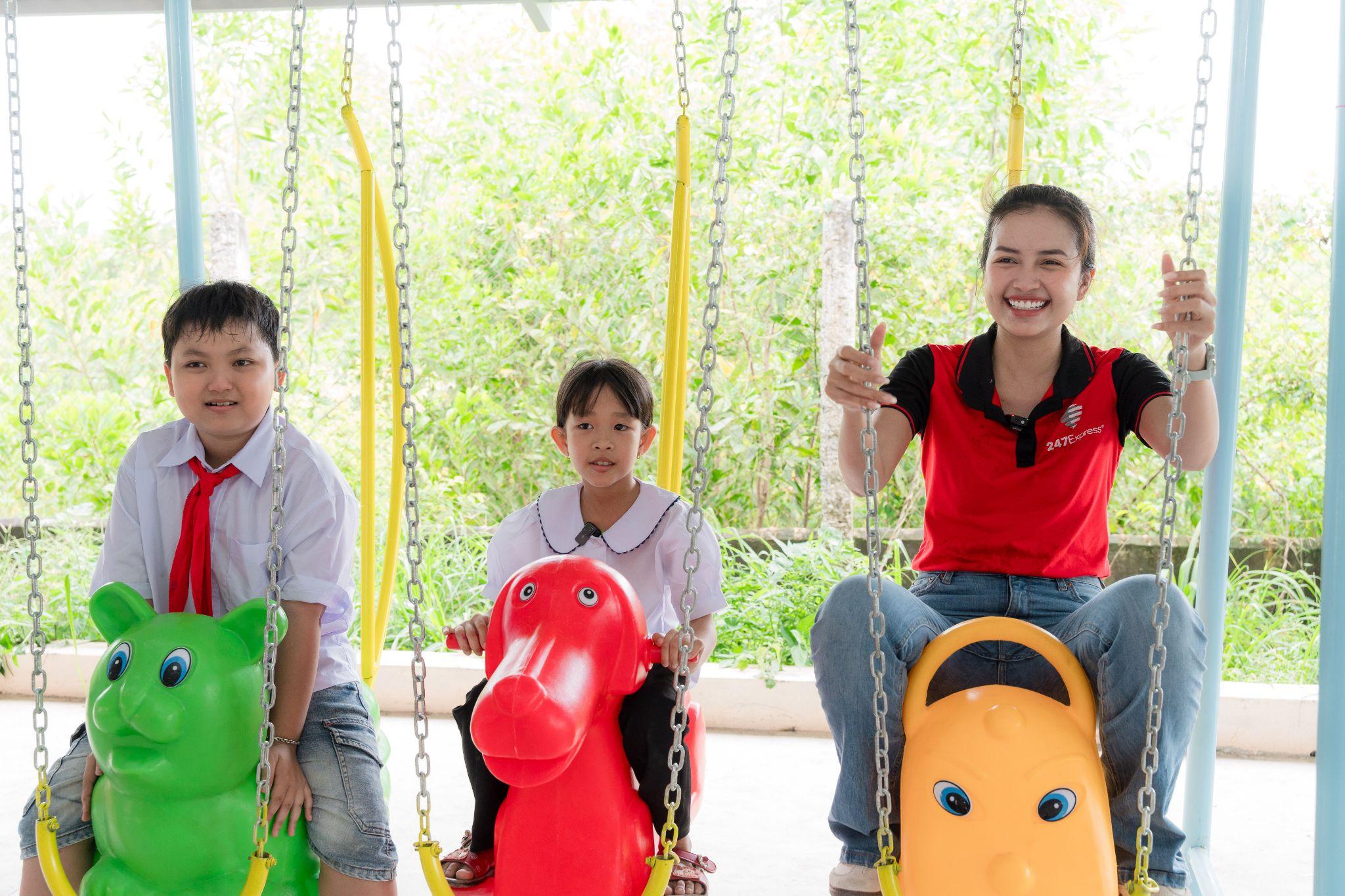 Chuyến xe 'Giao nắng, chuyển yêu thương': Ấm áp lan tỏa trên những vùng đất khó khăn - Ảnh 4. Chuyến xe 'Giao nắng, chuyển yêu thương': Ấm áp lan tỏa trên những vùng đất khó khăn - Ảnh 4.