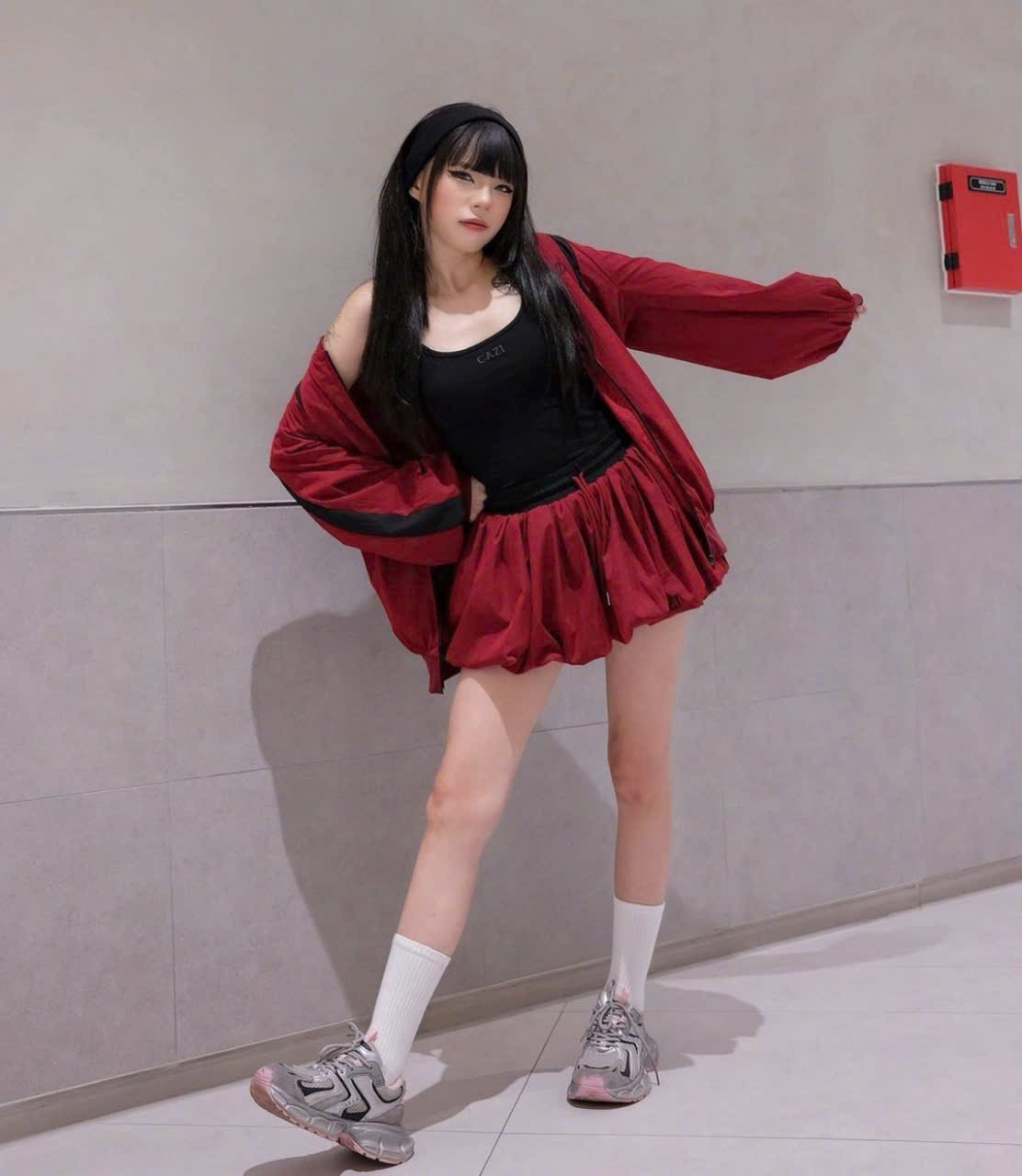 Módní exploze se stylovou černočervenou barevnou kombinací - Foto 3. Bùng nổ thời trang với cặp sắc màu đen và đỏ sành điệu- Ảnh 3.