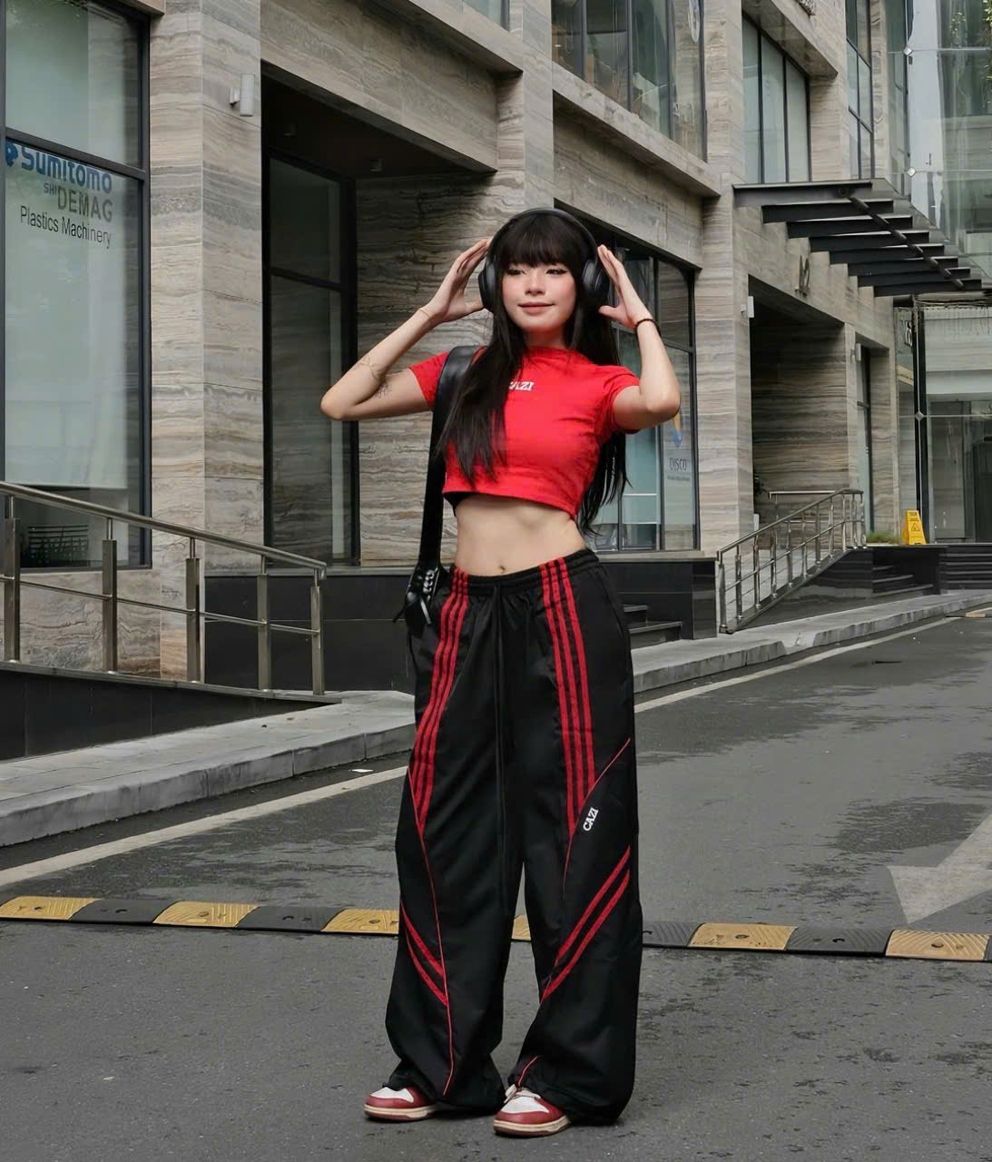 Módní exploze se stylovou černočervenou barevnou kombinací - Foto 4. Bùng nổ thời trang với cặp sắc màu đen và đỏ sành điệu- Ảnh 4.