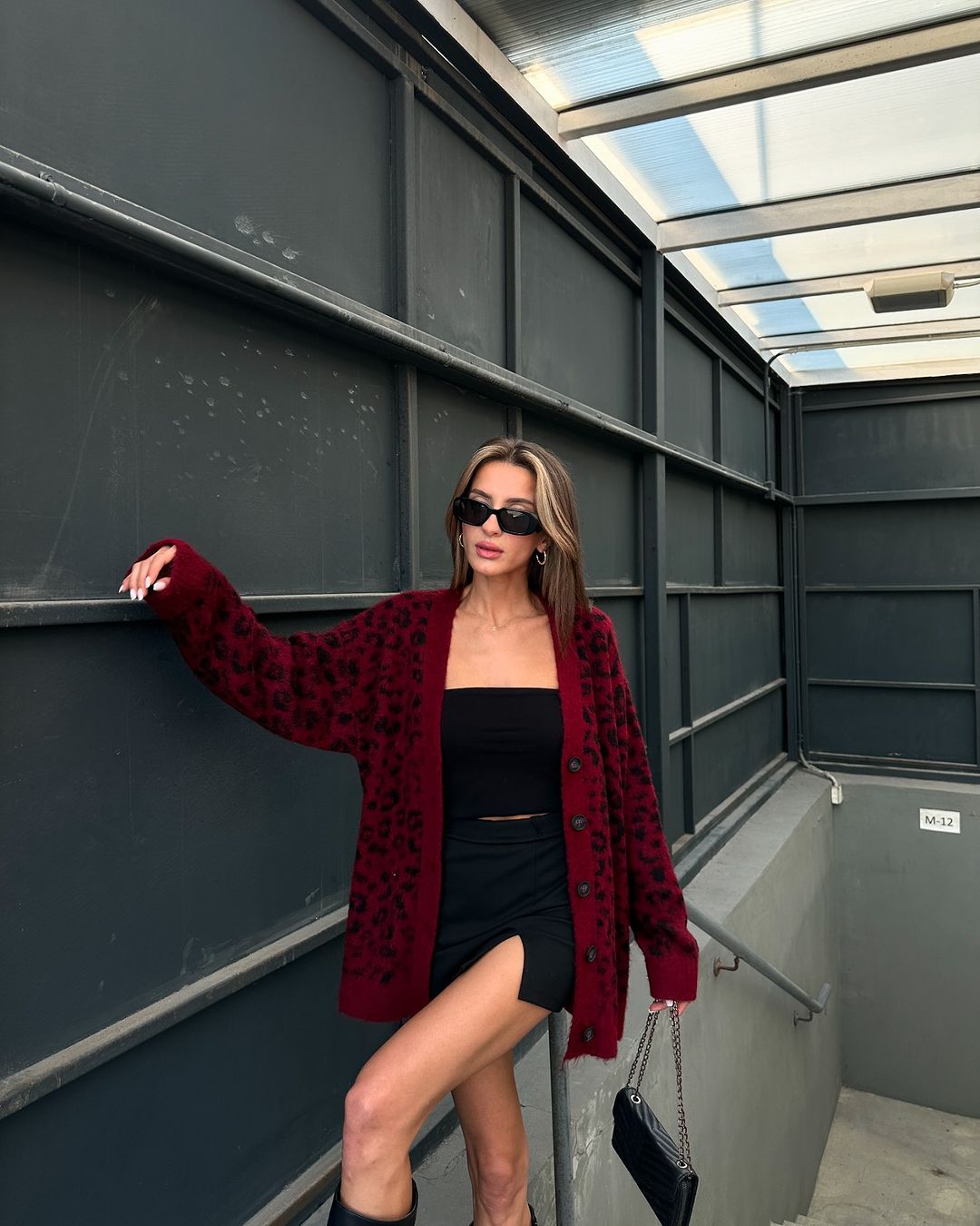 Módní exploze se stylovou černočervenou barevnou kombinací - Foto 5. Bùng nổ thời trang với cặp sắc màu đen và đỏ sành điệu- Ảnh 5.