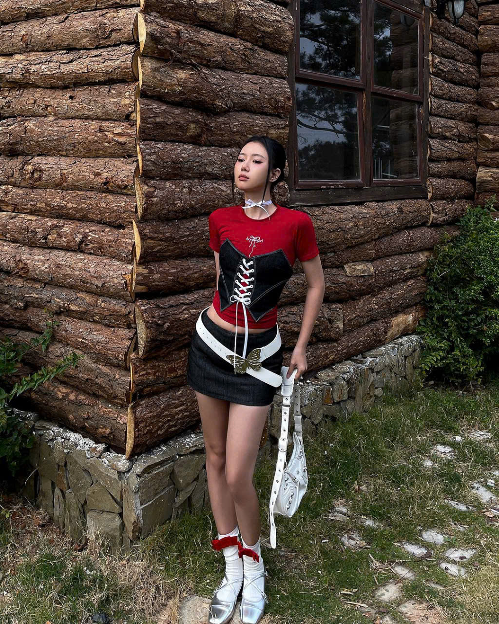 Módní exploze se stylovou černočervenou barevnou kombinací - Foto 8. Bùng nổ thời trang với cặp sắc màu đen và đỏ sành điệu- Ảnh 8.