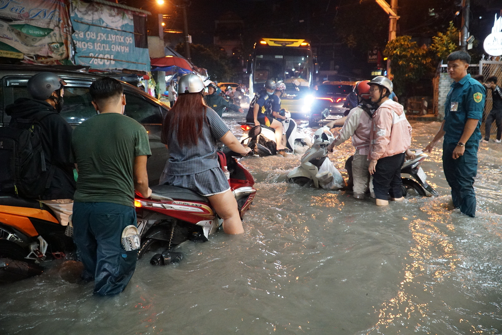 Nước từ cống lại tuôn ra cuồn cuộn, nhiều người được giúp dìu qua 'dòng thác' ở Thủ Đức- Ảnh 2.