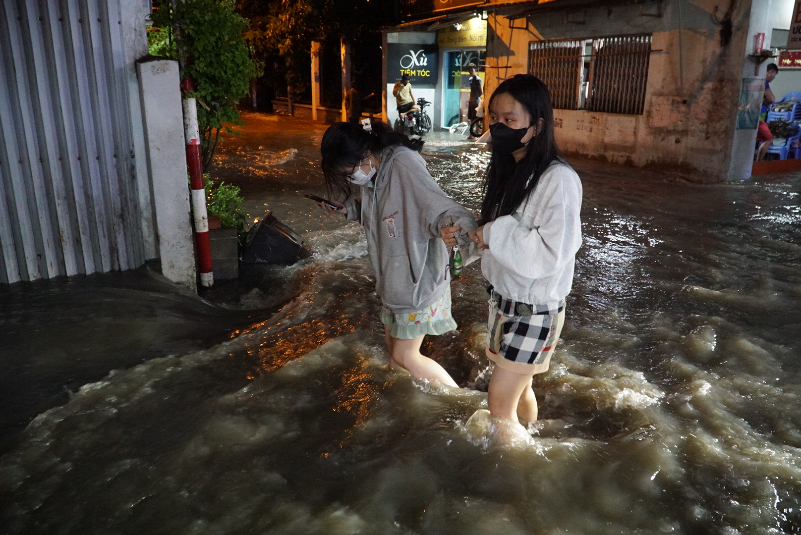 Nước từ cống lại tuôn ra cuồn cuộn, nhiều người được giúp dìu qua 'dòng thác' ở Thủ Đức- Ảnh 8.