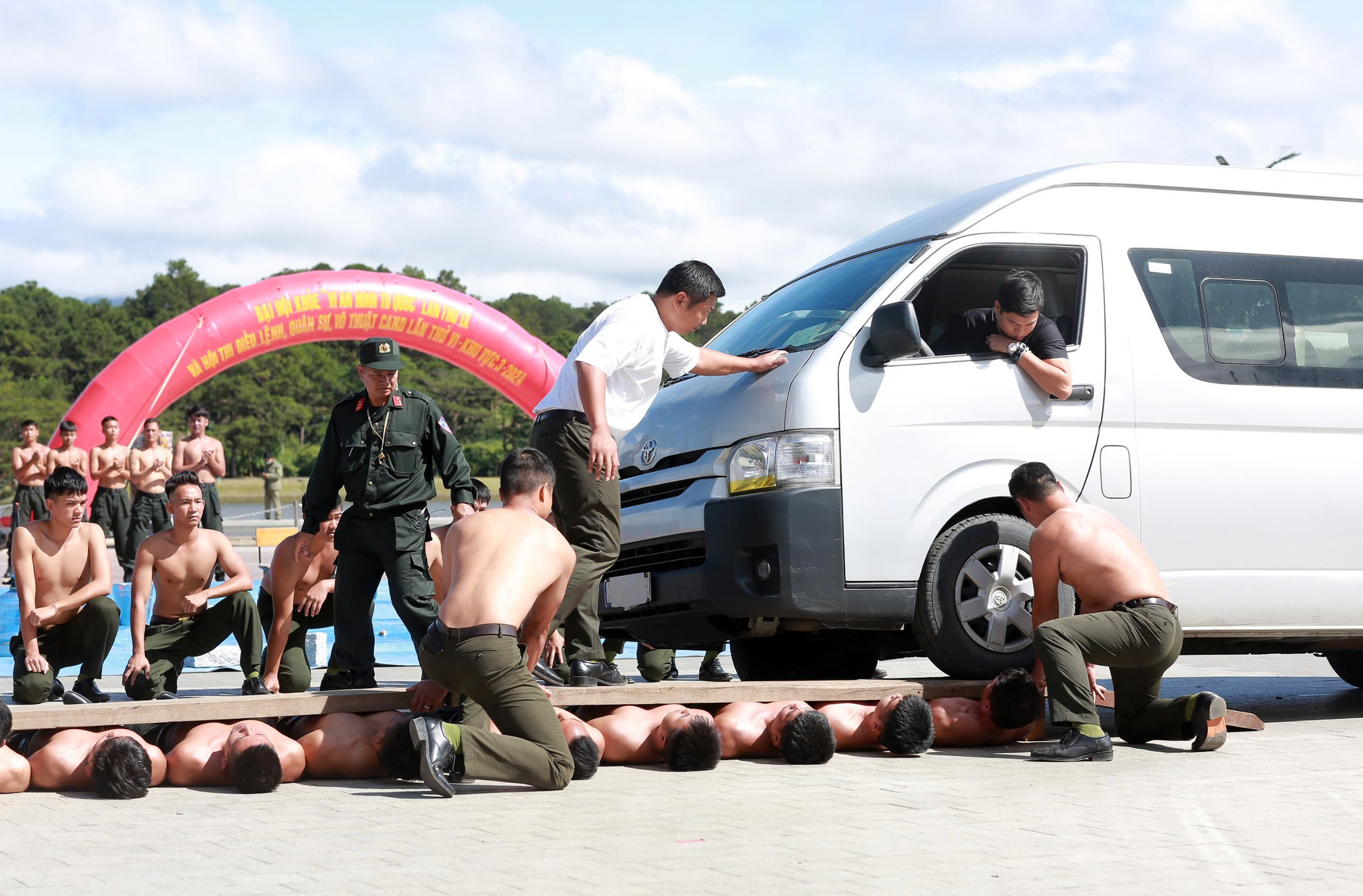 Hàng ngàn người đến xem công an biểu diễn võ thuật, kỹ năng phòng chống tội phạm- Ảnh 12.