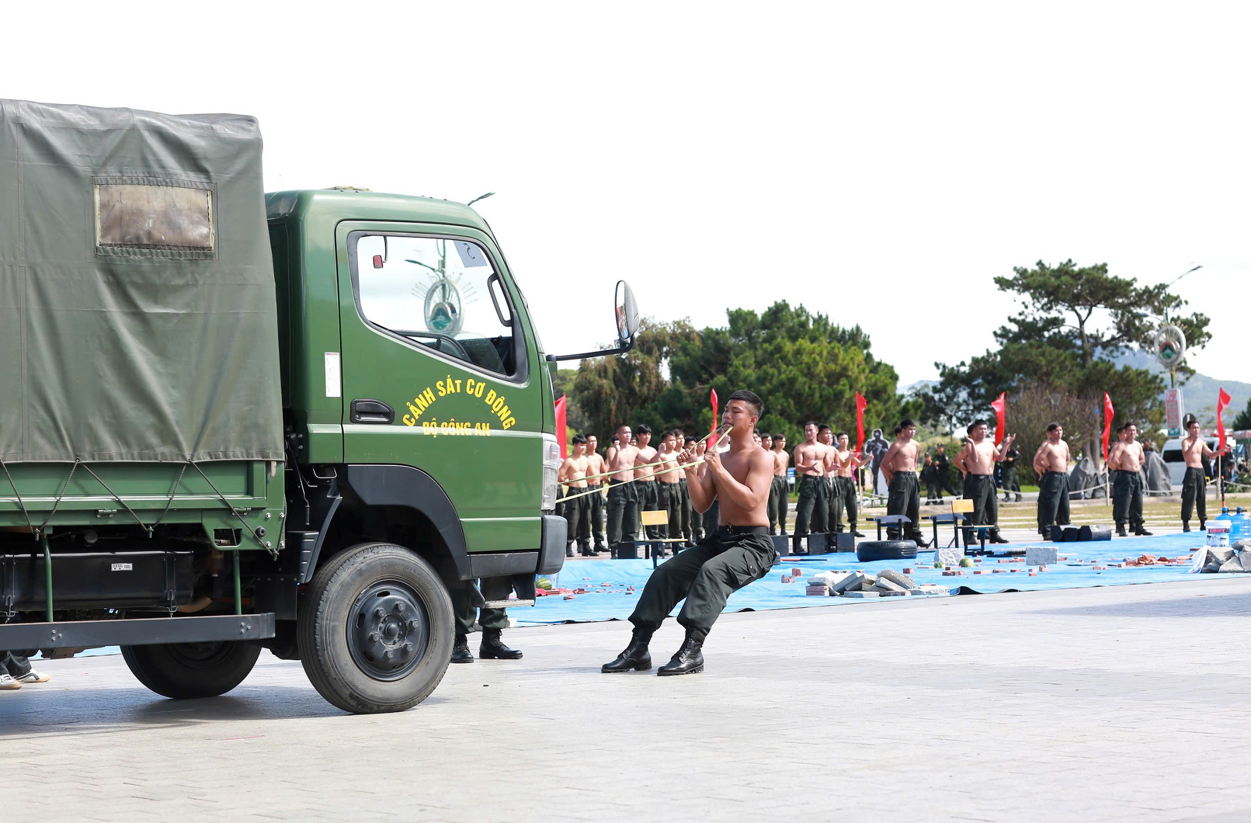 Hàng ngàn người đến xem công an biểu diễn võ thuật, kỹ năng phòng chống tội phạm- Ảnh 17.