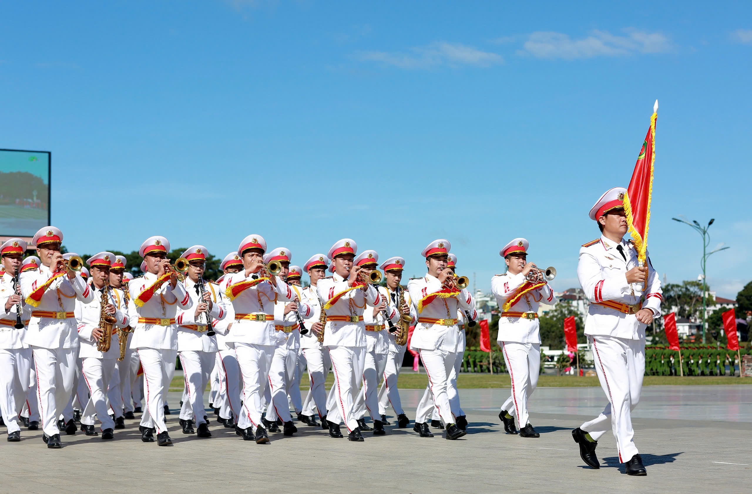 Hàng ngàn người đến xem công an biểu diễn võ thuật, kỹ năng phòng chống tội phạm- Ảnh 8.