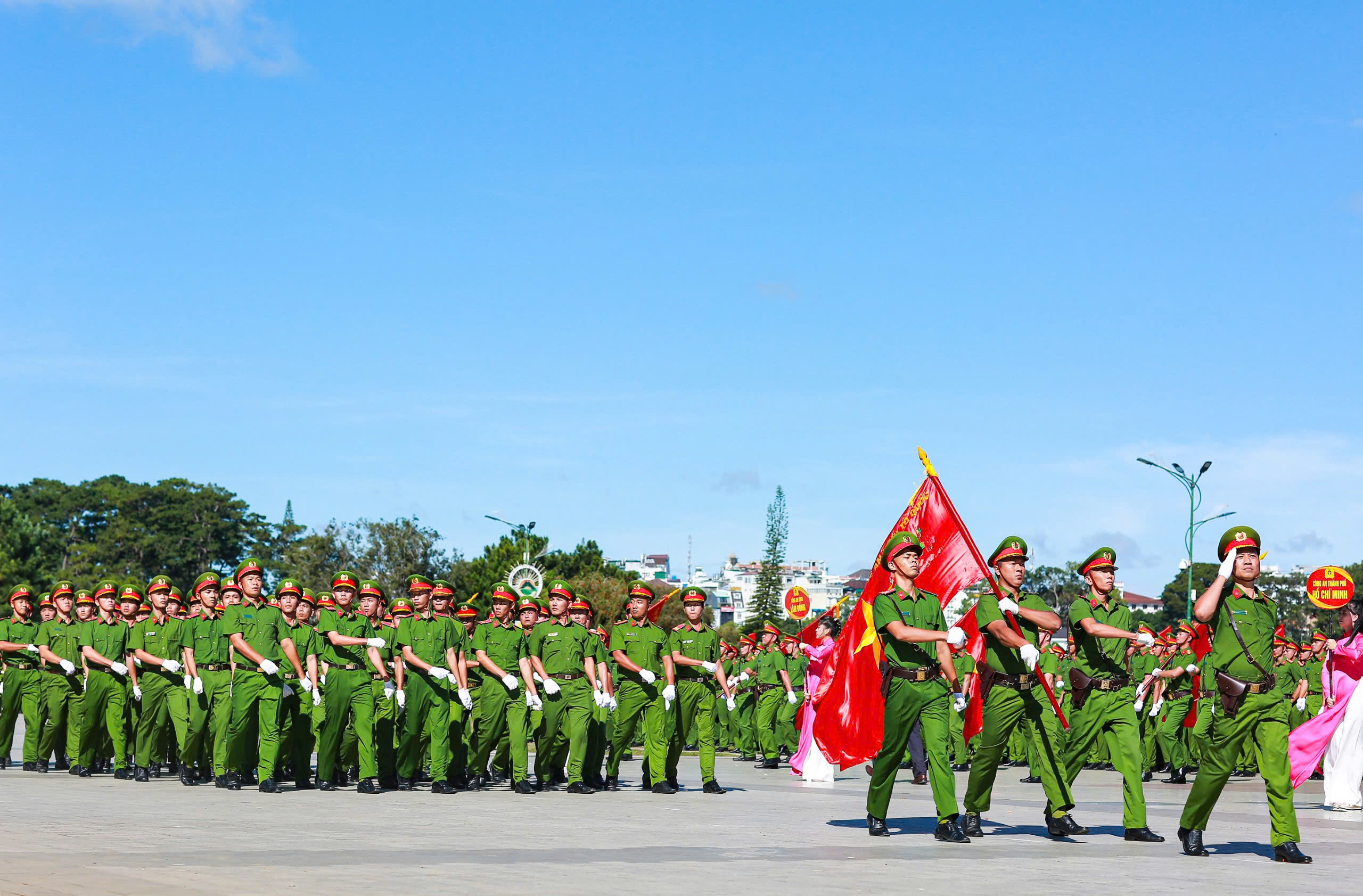 Hàng ngàn người đến xem công an biểu diễn võ thuật, kỹ năng phòng chống tội phạm- Ảnh 2.