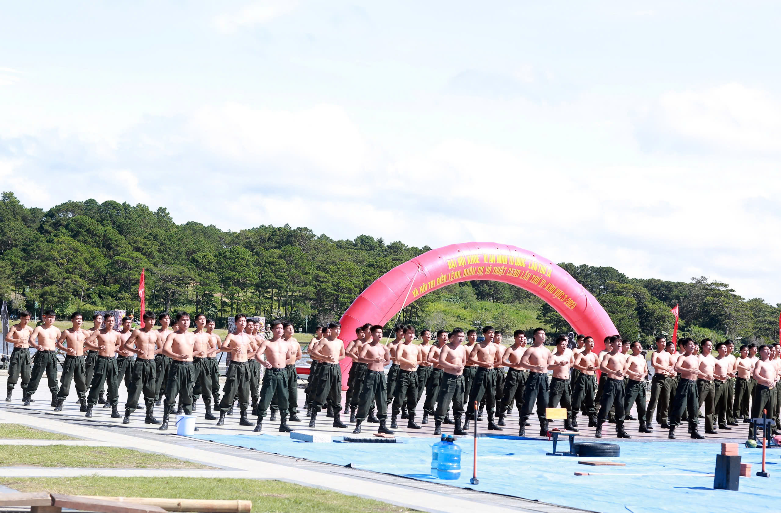 Hàng ngàn người đến xem công an biểu diễn võ thuật, kỹ năng phòng chống tội phạm- Ảnh 9.