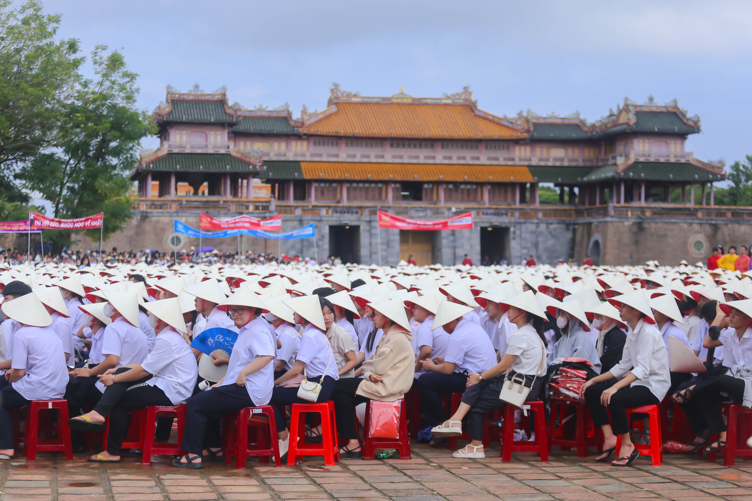 Hàng ngàn người bùng nổ cảm xúc khi Phú Đức mang vòng nguyệt quế về cho Huế- Ảnh 1.