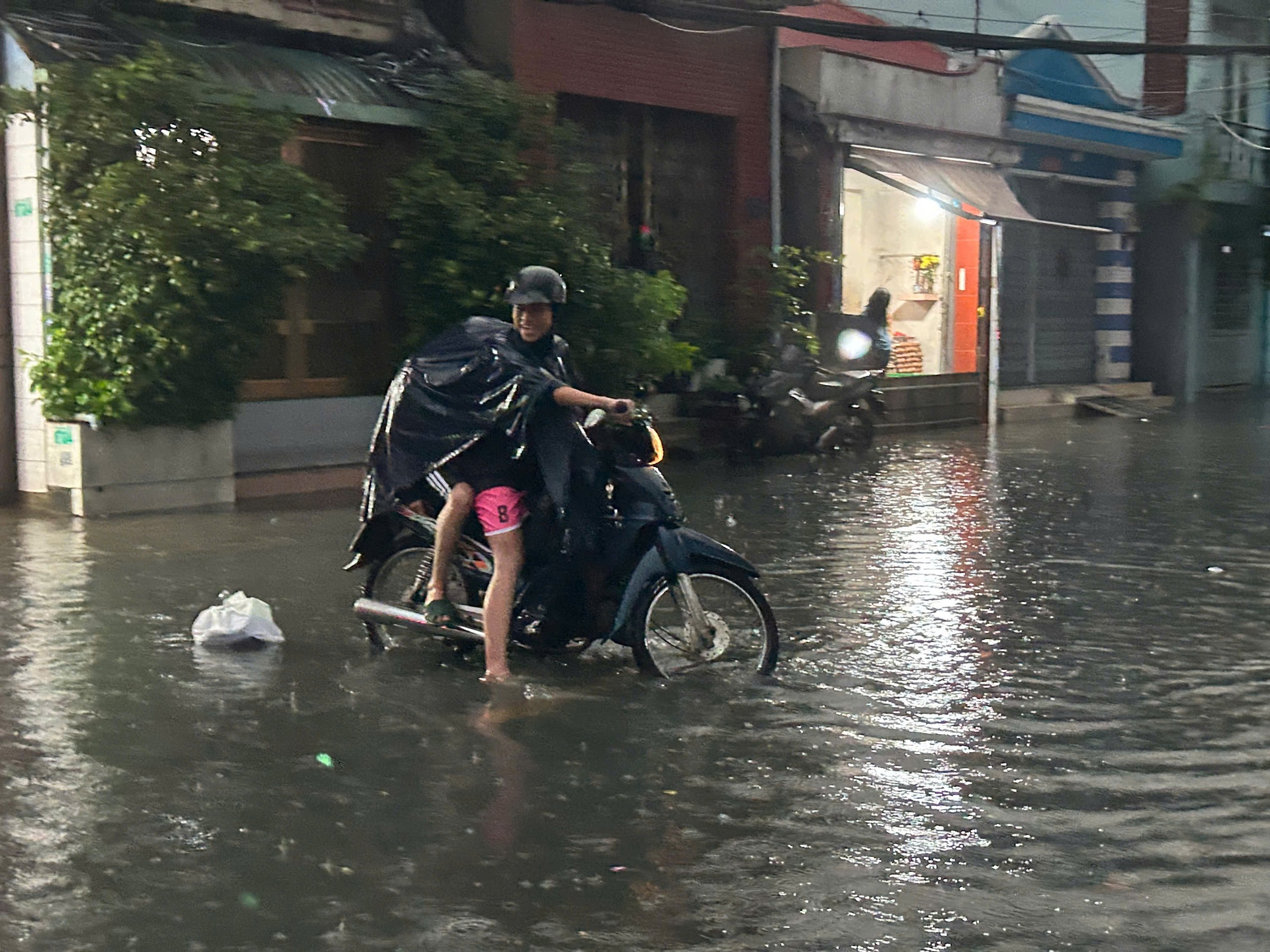 Mới mưa khoảng 15 phút, nhiều tuyến đường ở TP.Thủ Đức đã thành... sông- Ảnh 8.