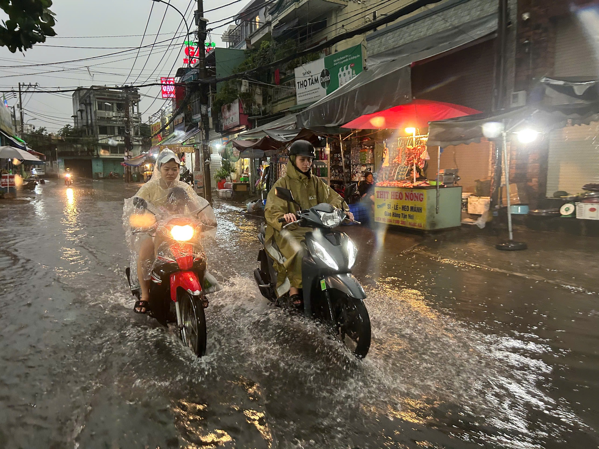 Mới mưa khoảng 15 phút, nhiều tuyến đường ở TP.Thủ Đức đã thành... sông- Ảnh 7.