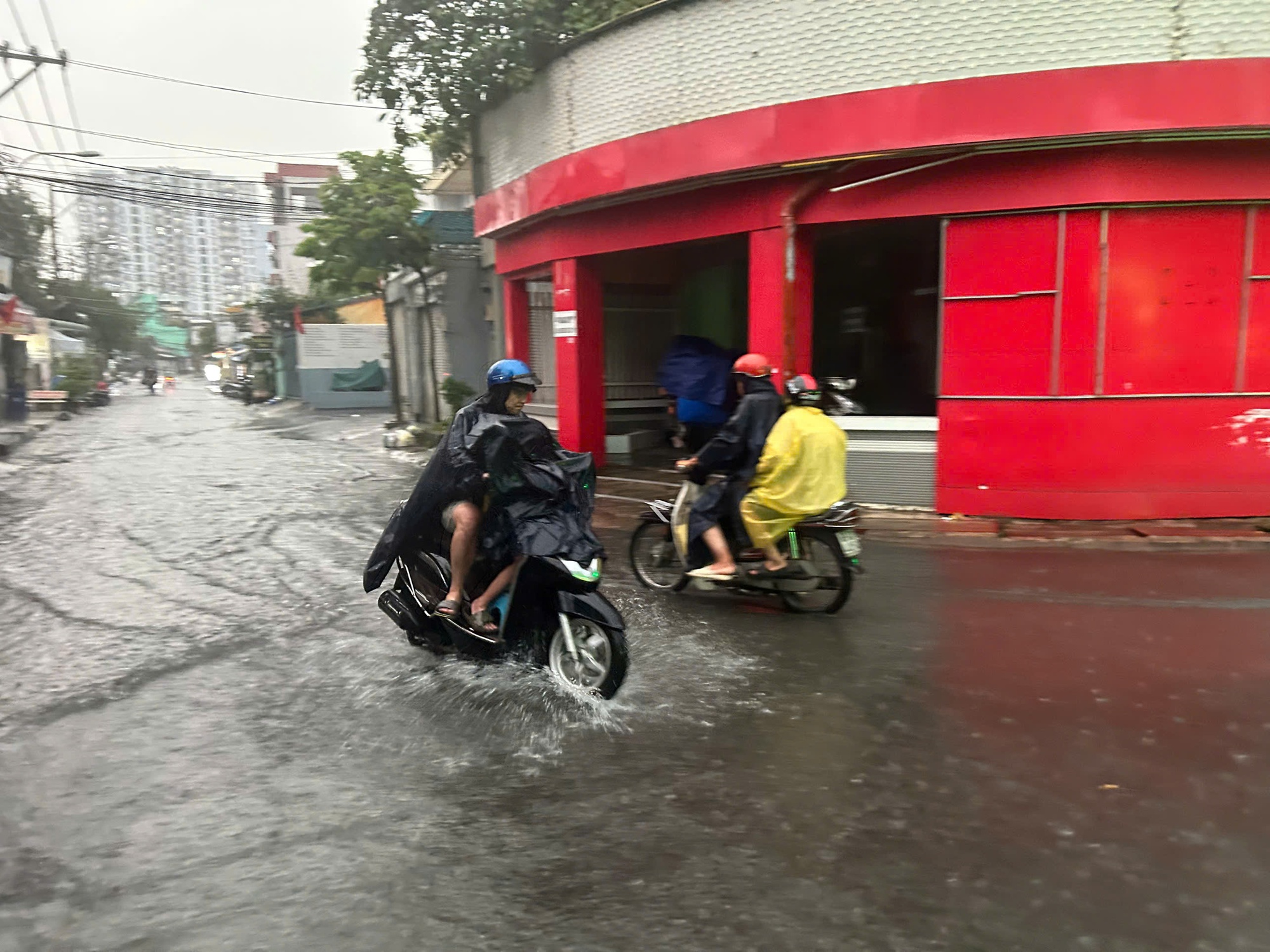 Mới mưa khoảng 15 phút, nhiều tuyến đường ở TP.Thủ Đức đã thành... sông- Ảnh 6.