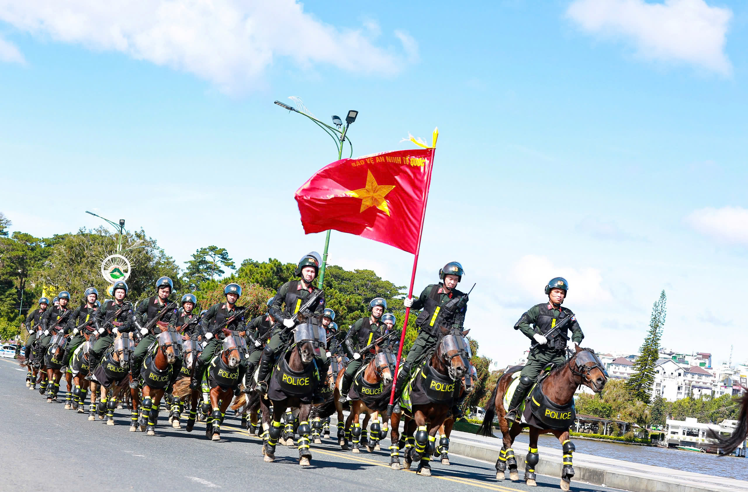 Hàng ngàn người đến xem công an biểu diễn võ thuật, kỹ năng phòng chống tội phạm- Ảnh 4.