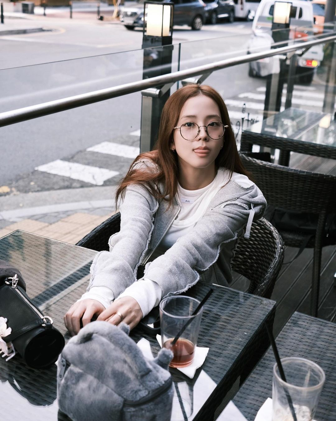 Rahasia menaklukkan gaya minimalis yang sederhana namun trendi - Foto 1. Bí quyết chinh phục phong cách minimalism đơn giản mà vẫn thời thượng- Ảnh 1.