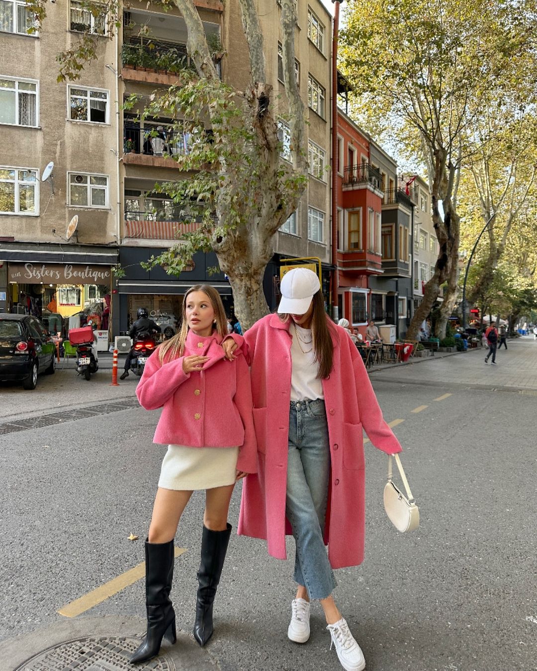 Khẳng định nét cá tính riêng với áo khoác oversized- Ảnh 2. Khẳng định nét cá tính riêng với áo khoác oversized- Ảnh 2.