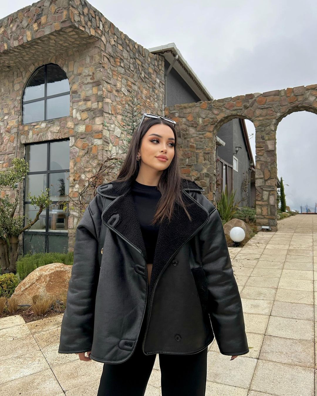 Khẳng định nét cá tính riêng với áo khoác oversized- Ảnh 3. Khẳng định nét cá tính riêng với áo khoác oversized- Ảnh 3.