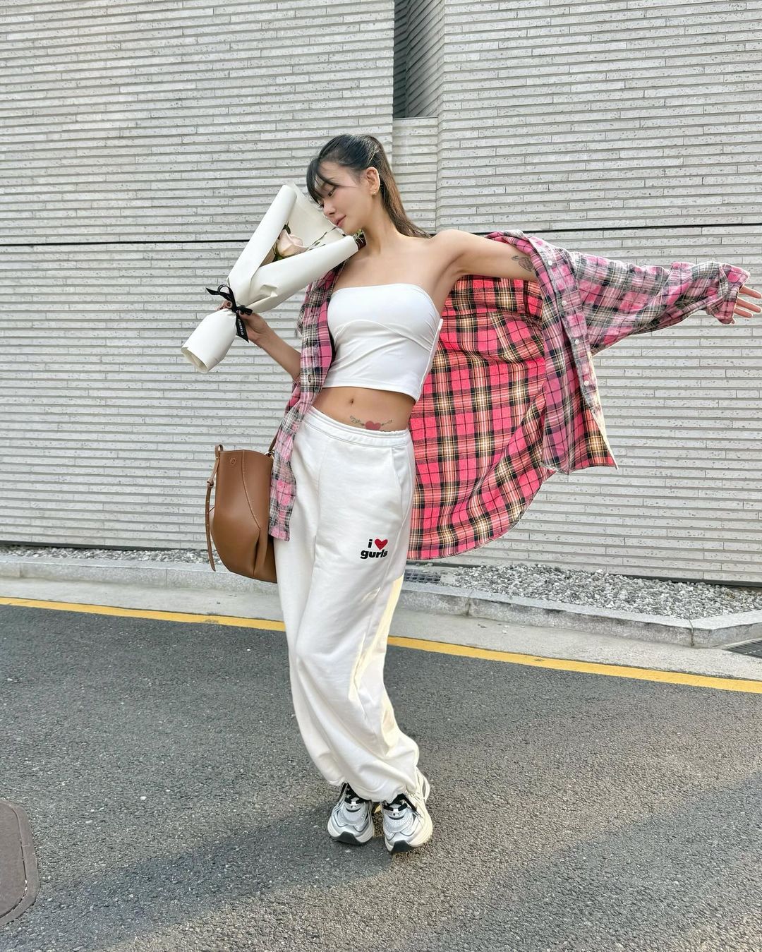 Khẳng định nét cá tính riêng với áo khoác oversized- Ảnh 4. Khẳng định nét cá tính riêng với áo khoác oversized- Ảnh 4.