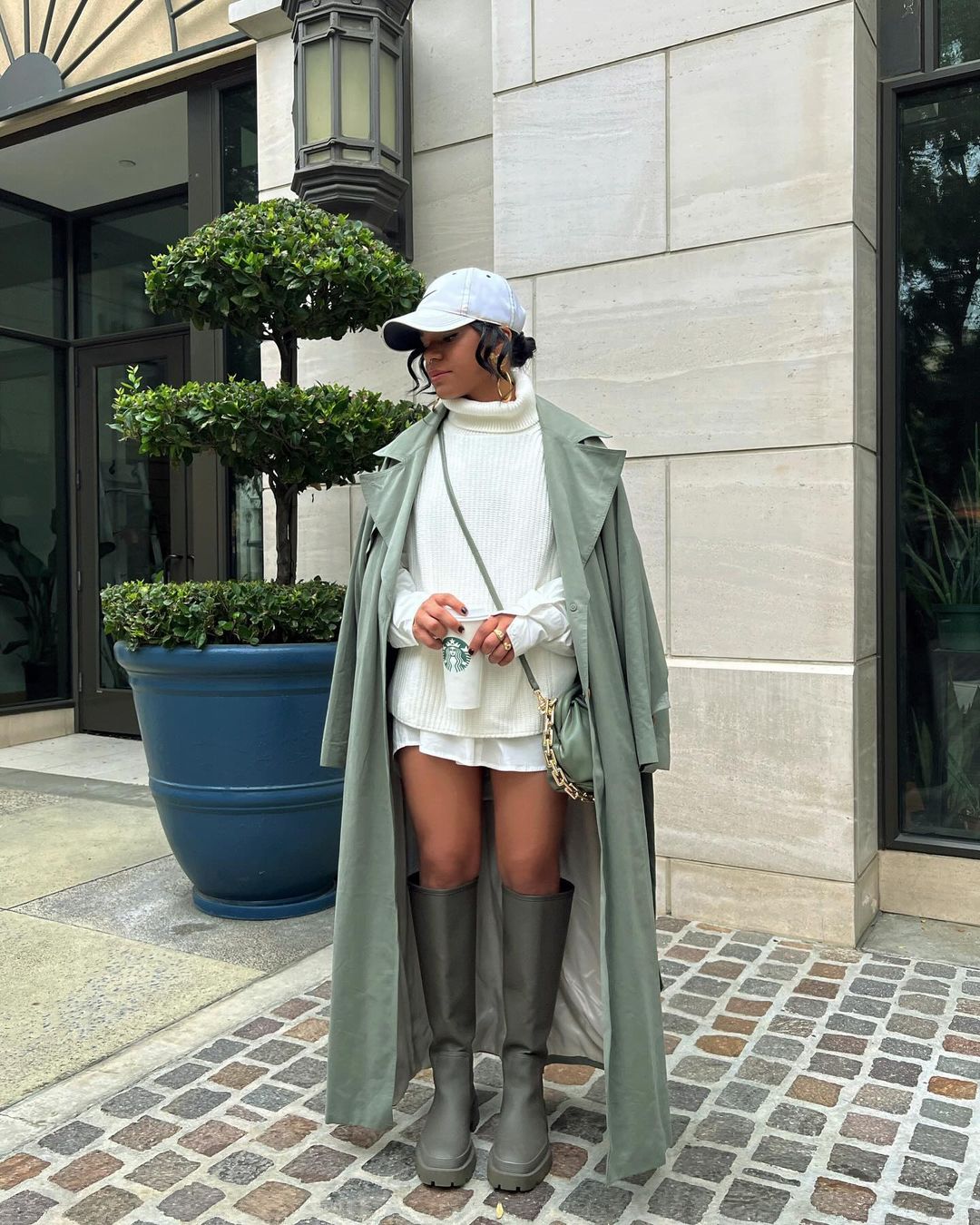 Khẳng định nét cá tính riêng với áo khoác oversized- Ảnh 5. Khẳng định nét cá tính riêng với áo khoác oversized- Ảnh 5.