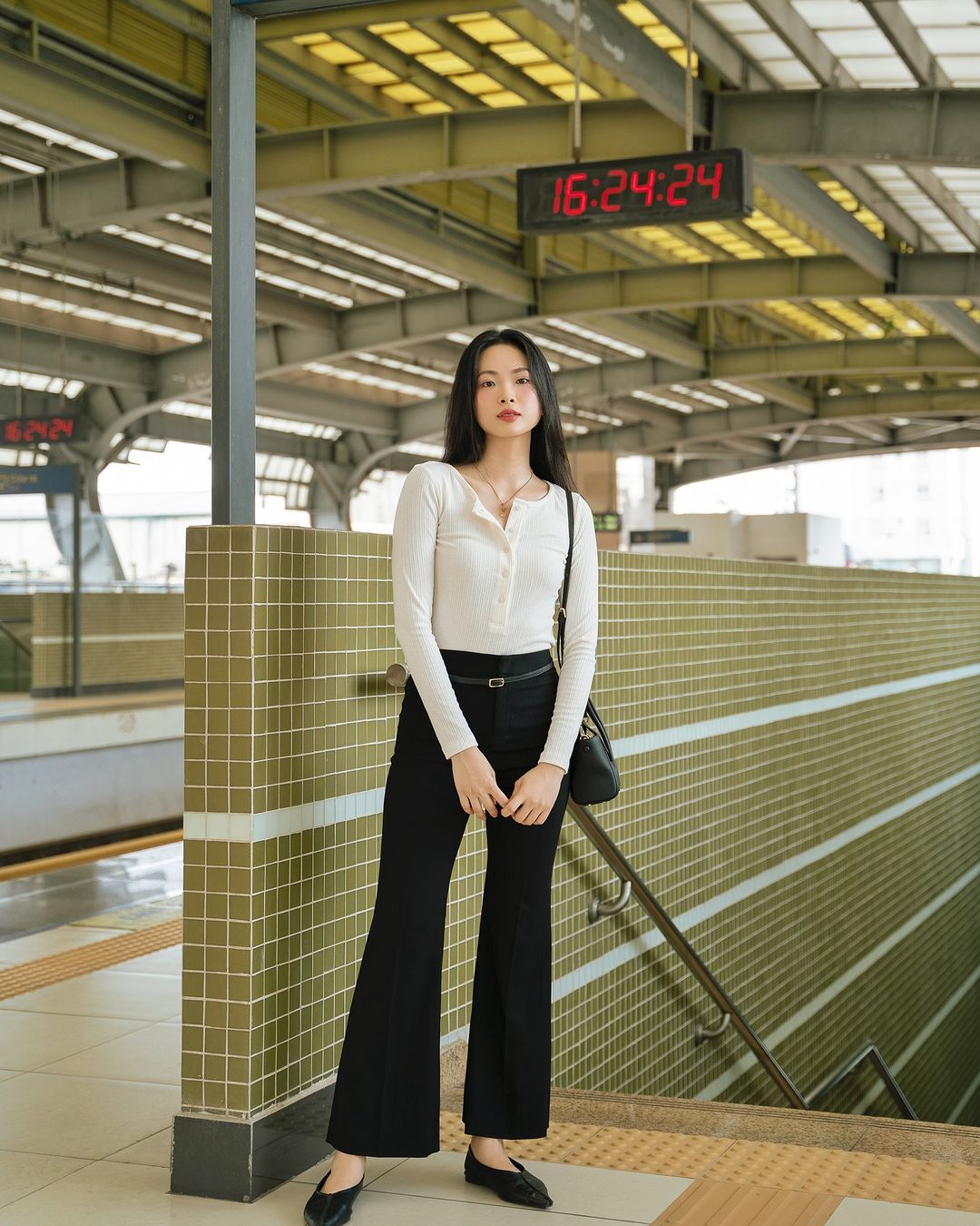 Rahasia menaklukkan gaya minimalis yang sederhana namun trendi - Foto 6. Bí quyết chinh phục phong cách minimalism đơn giản mà vẫn thời thượng- Ảnh 6.