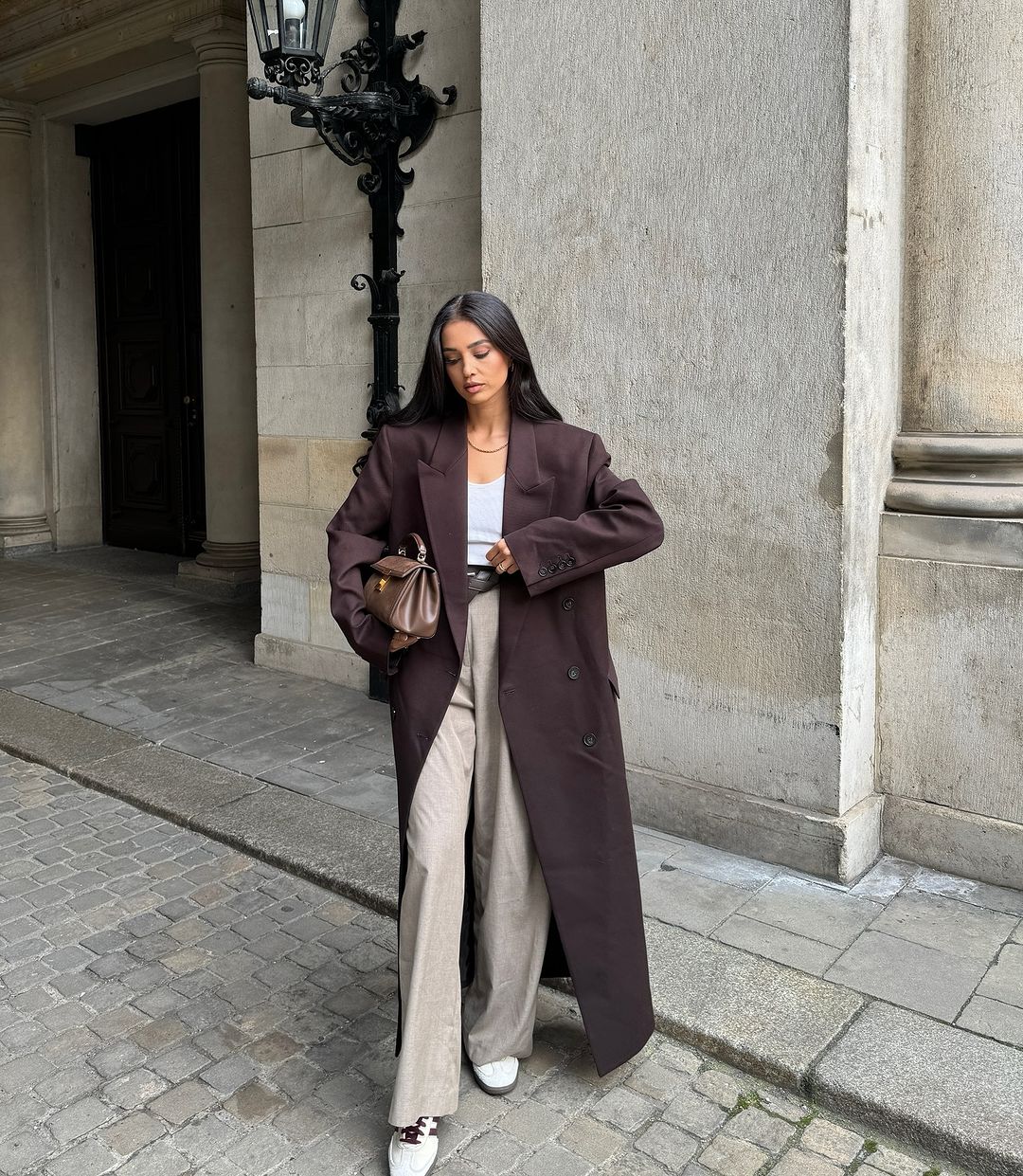 Khẳng định nét cá tính riêng với áo khoác oversized- Ảnh 8. Khẳng định nét cá tính riêng với áo khoác oversized- Ảnh 8.