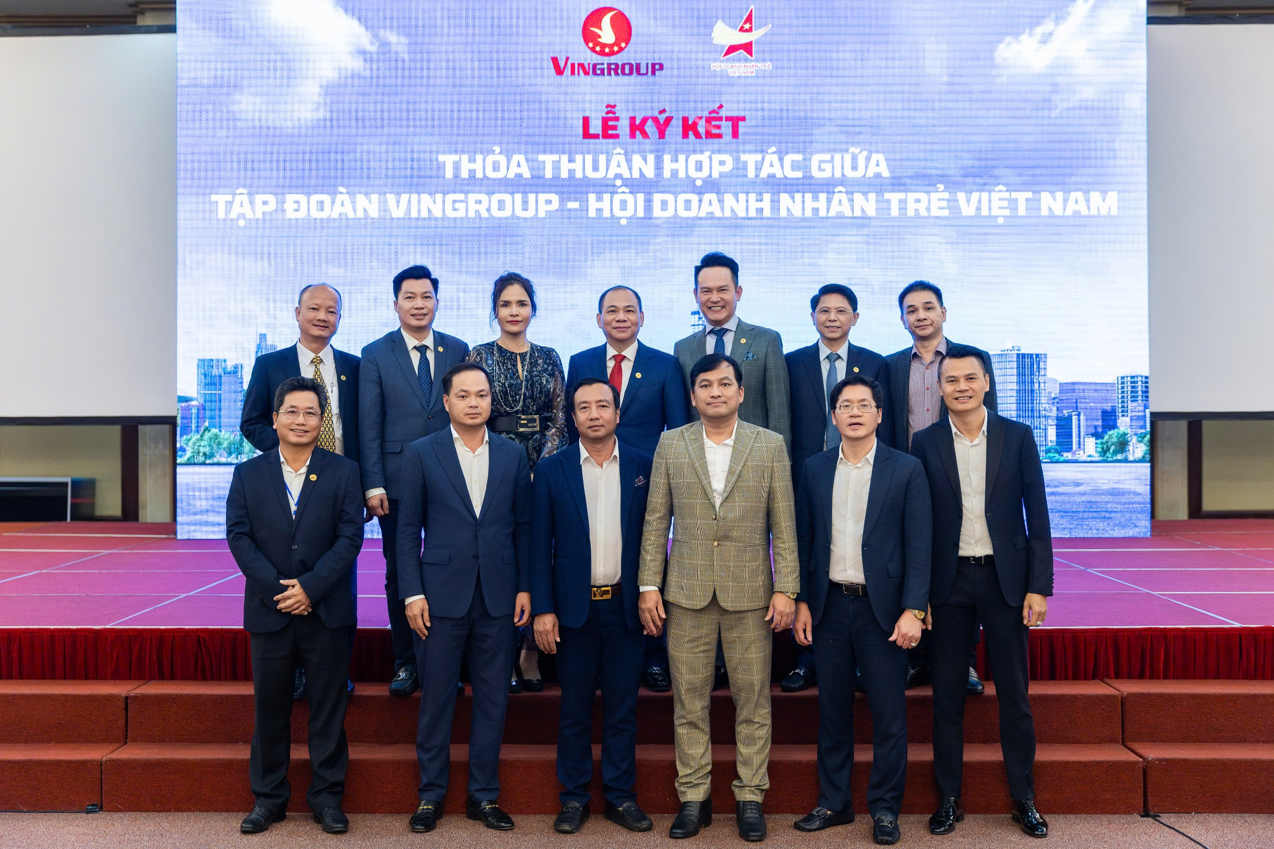 សមាគមសហគ្រិនវ័យក្មេងវៀតណាម និងក្រុម Vingroup បានចុះហត្ថលេខាលើកិច្ចព្រមព្រៀងសហប្រតិបត្តិការ - រូបថត ២. Hội Doanh nhân trẻ Việt Nam và Vingroup ký thỏa thuận hợp tác- Ảnh 2.