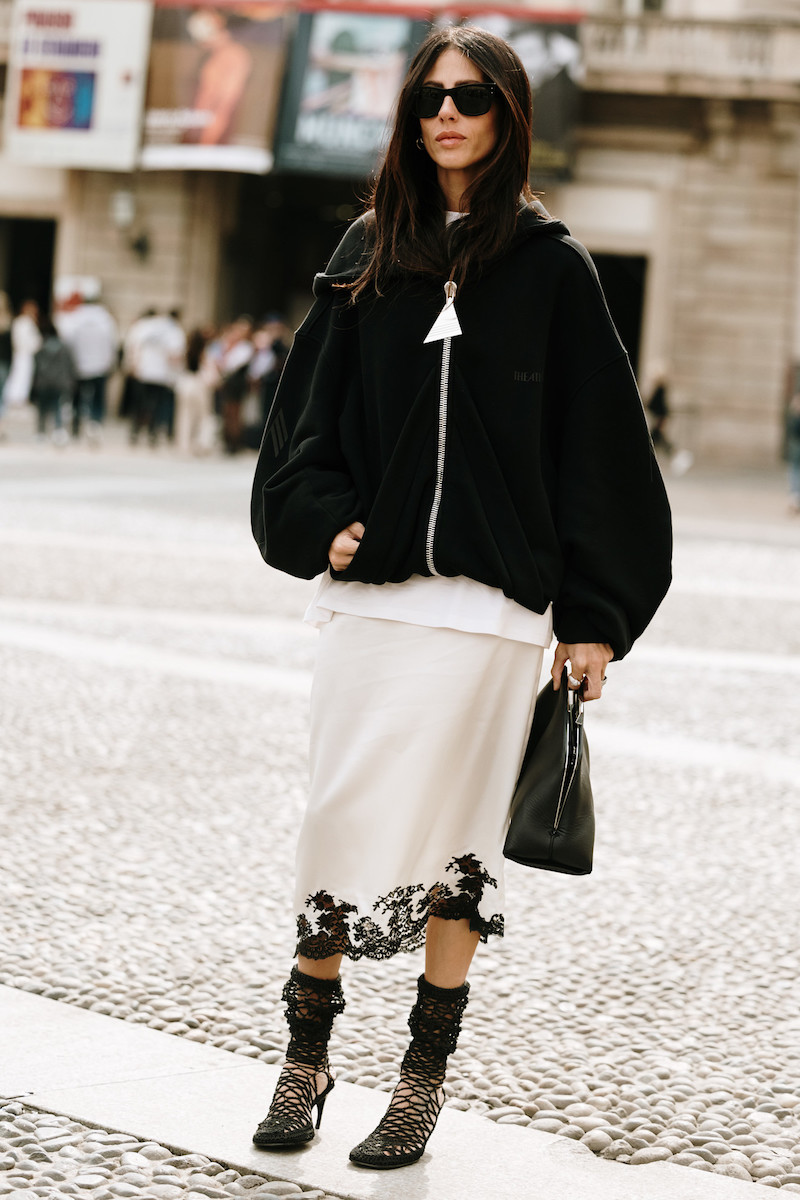 Maxi-trui en onderjurk, een verrassend aantrekkelijke herfstcombinatie - Foto 2. Áo len maxi và váy trơn slip, combo mùa thu bất ngờ mời gọi quyến rũ- Ảnh 2.