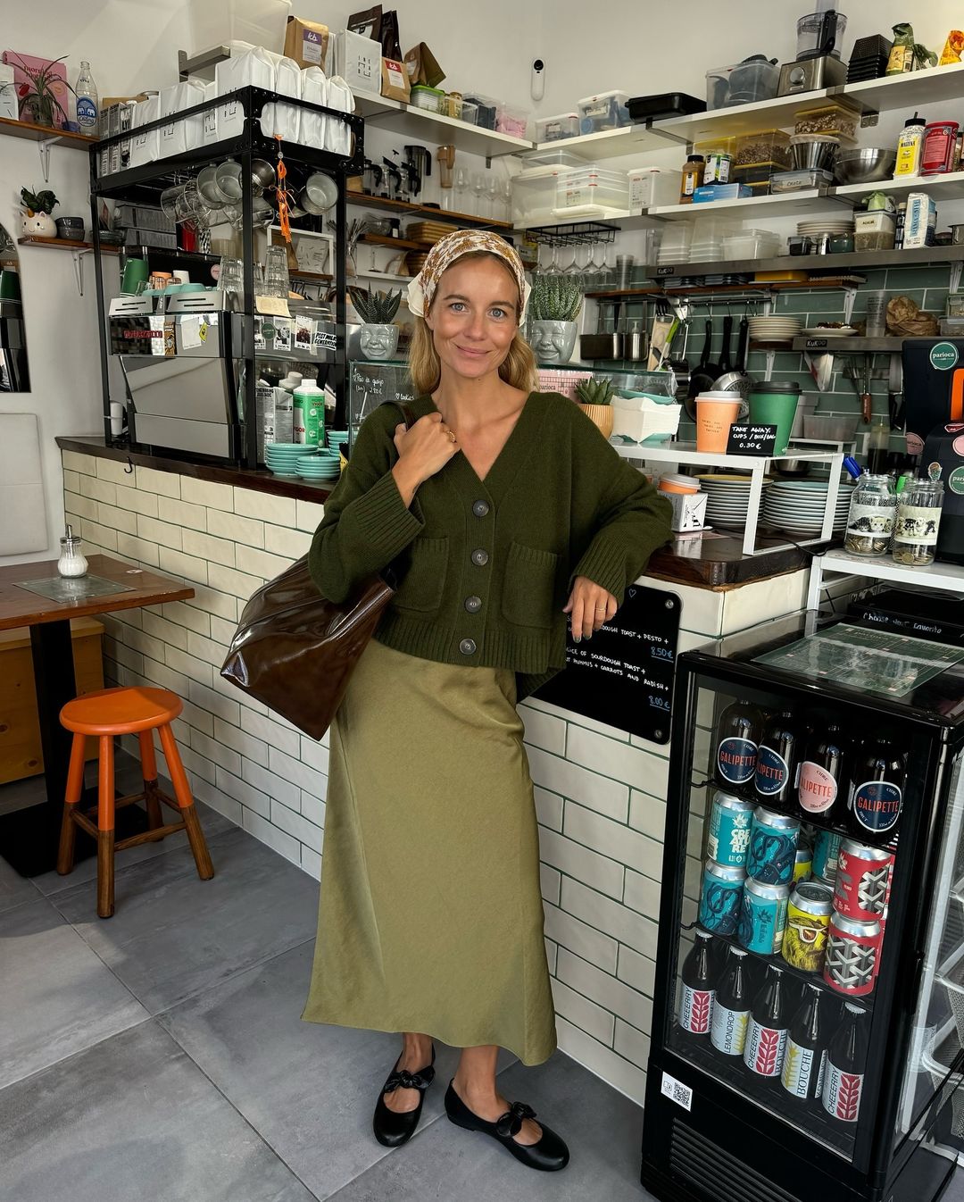 Maxi-trui en onderjurk, een verrassend aantrekkelijke herfstcombinatie - Foto 3. Áo len maxi và váy trơn slip, combo mùa thu bất ngờ mời gọi quyến rũ- Ảnh 3.