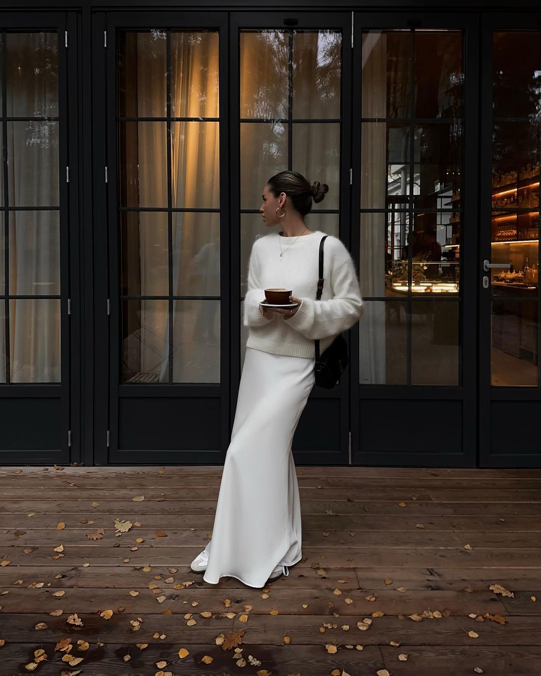 Maxi-trui en onderjurk, een verrassend aantrekkelijke herfstcombinatie - Foto 6. Áo len maxi và váy trơn slip, combo mùa thu bất ngờ mời gọi quyến rũ- Ảnh 6.