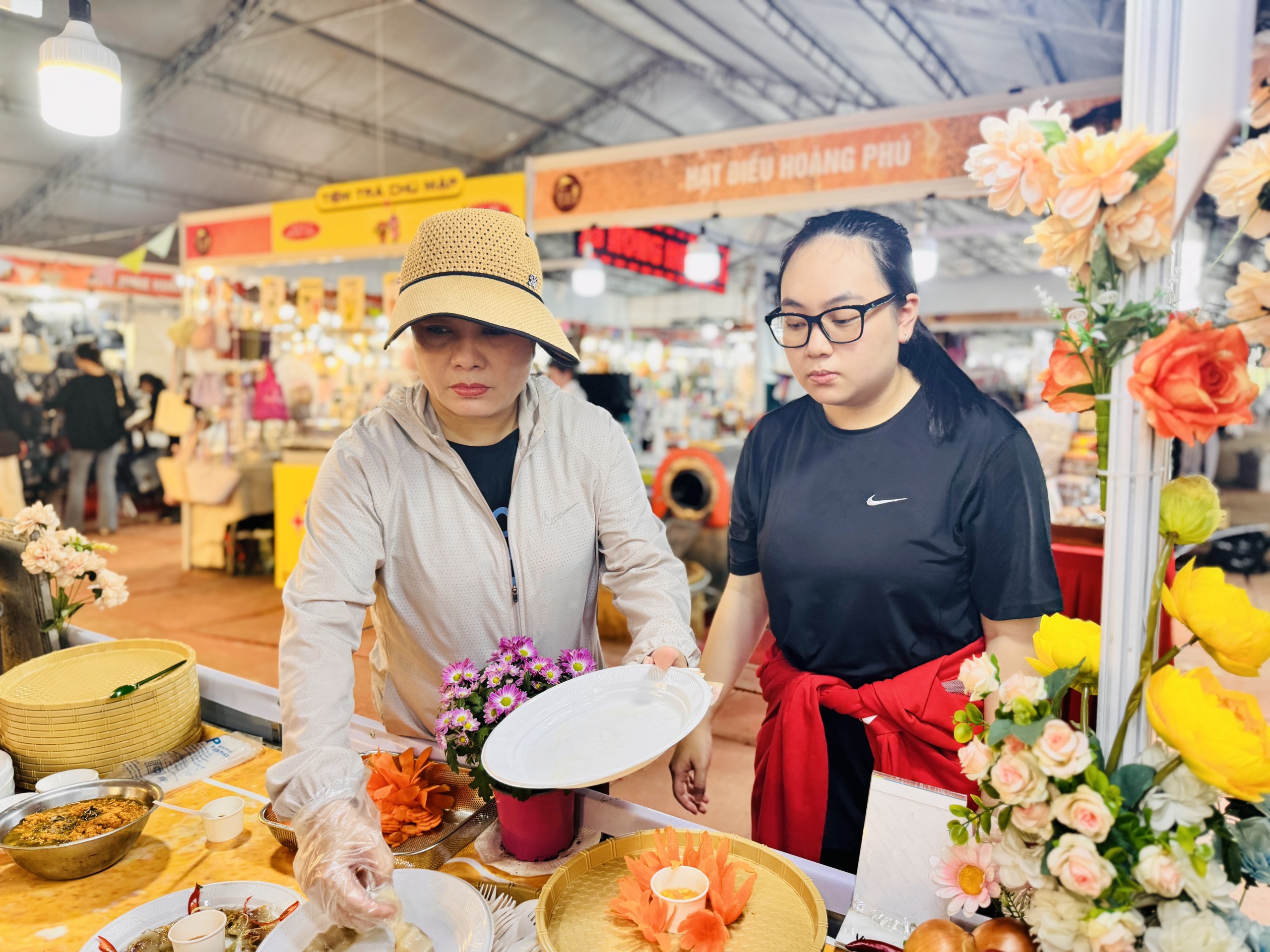 Ngày hội bánh dân gian TP.HCM: Người dân thỏa thích chọn, ăn đủ loại bánh 3 miền mừng ngày 20.10- Ảnh 10.