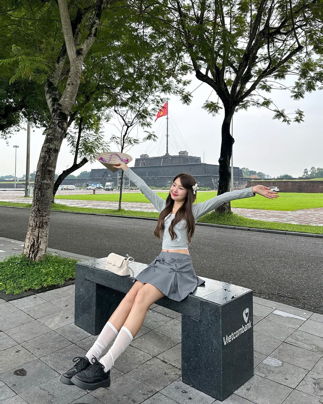 Mantenha-se aquecido e estiloso ao sair com meias até o joelho - Foto 4. Ấm áp và sành điệu khi xuống phố cùng tất cao cổ- Ảnh 4.
