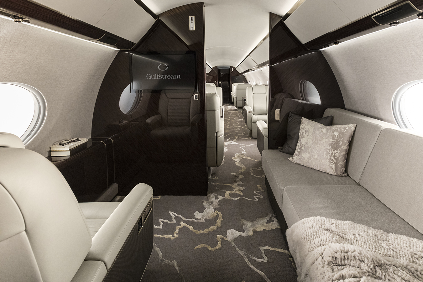 Đà Nẵng bất ngờ xuất hiện loạt máy bay dành cho tỉ phú của Gulfstream- Ảnh 7. Đà Nẵng bất ngờ xuất hiện loạt máy bay dành cho tỉ phú của Gulfstream- Ảnh 7.