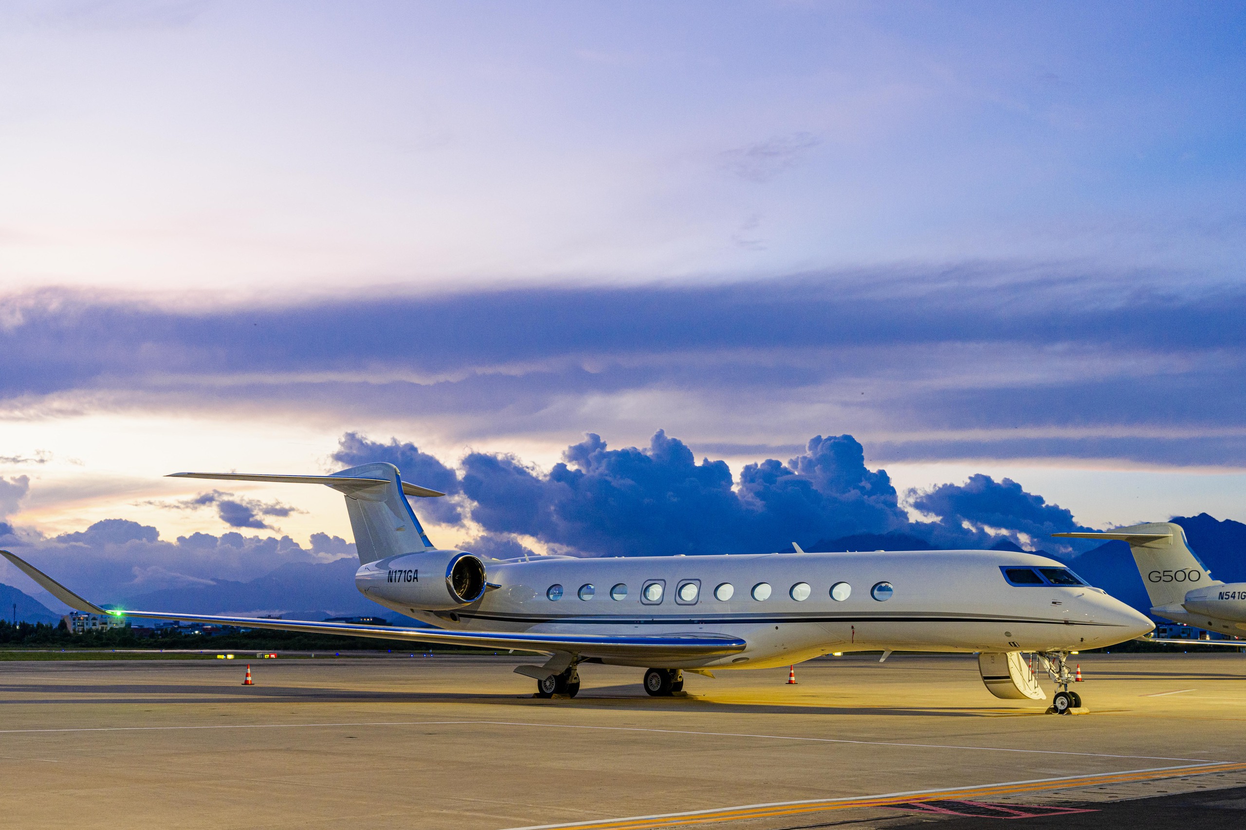 Đà Nẵng bất ngờ xuất hiện loạt máy bay dành cho tỉ phú của Gulfstream- Ảnh 5. Đà Nẵng bất ngờ xuất hiện loạt máy bay dành cho tỉ phú của Gulfstream- Ảnh 5.