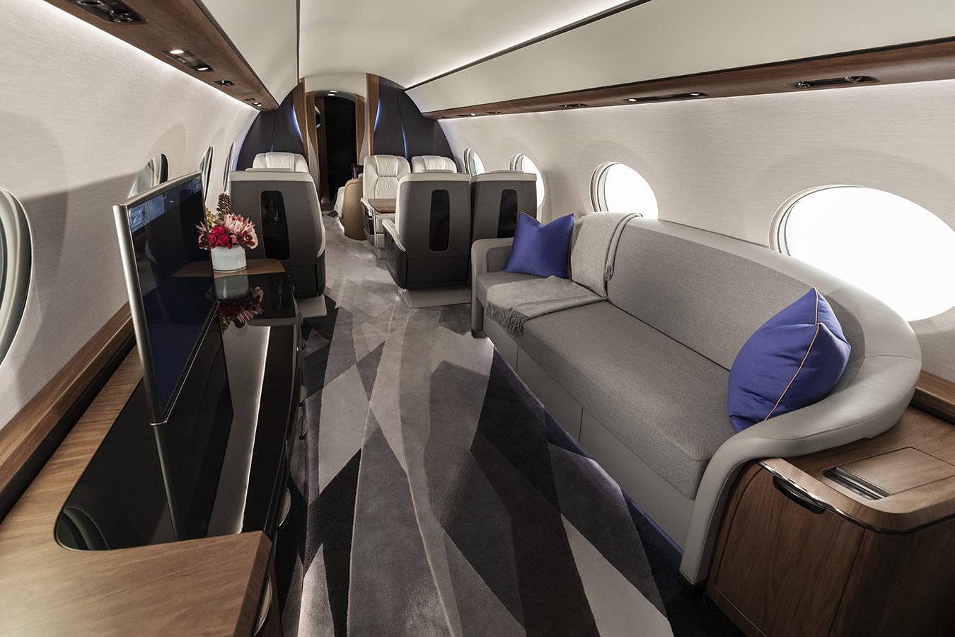 Đà Nẵng bất ngờ xuất hiện loạt máy bay dành cho tỉ phú của Gulfstream- Ảnh 4. Đà Nẵng bất ngờ xuất hiện loạt máy bay dành cho tỉ phú của Gulfstream- Ảnh 4.