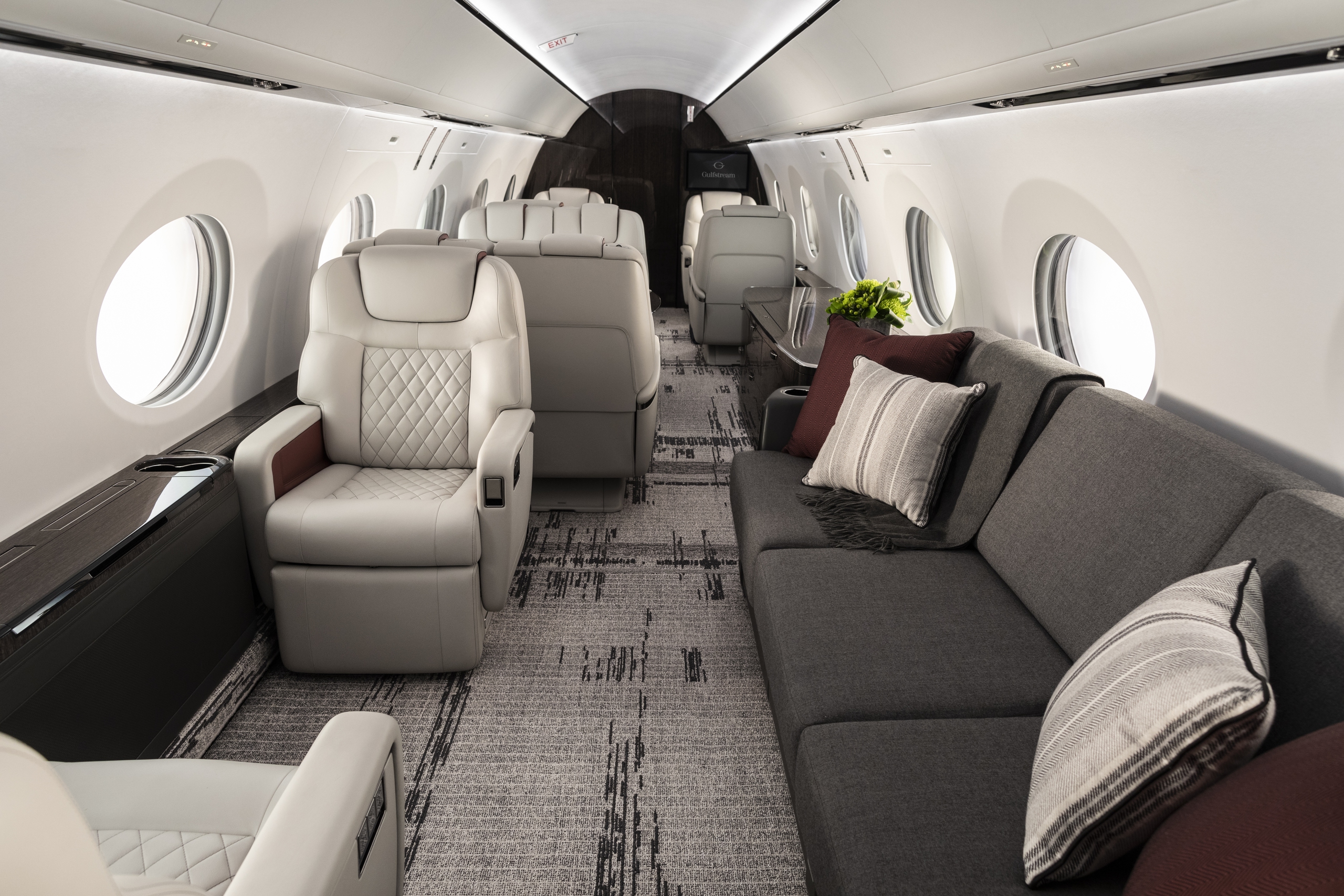 Đà Nẵng bất ngờ xuất hiện loạt máy bay dành cho tỉ phú của Gulfstream- Ảnh 9. Đà Nẵng bất ngờ xuất hiện loạt máy bay dành cho tỉ phú của Gulfstream- Ảnh 9.