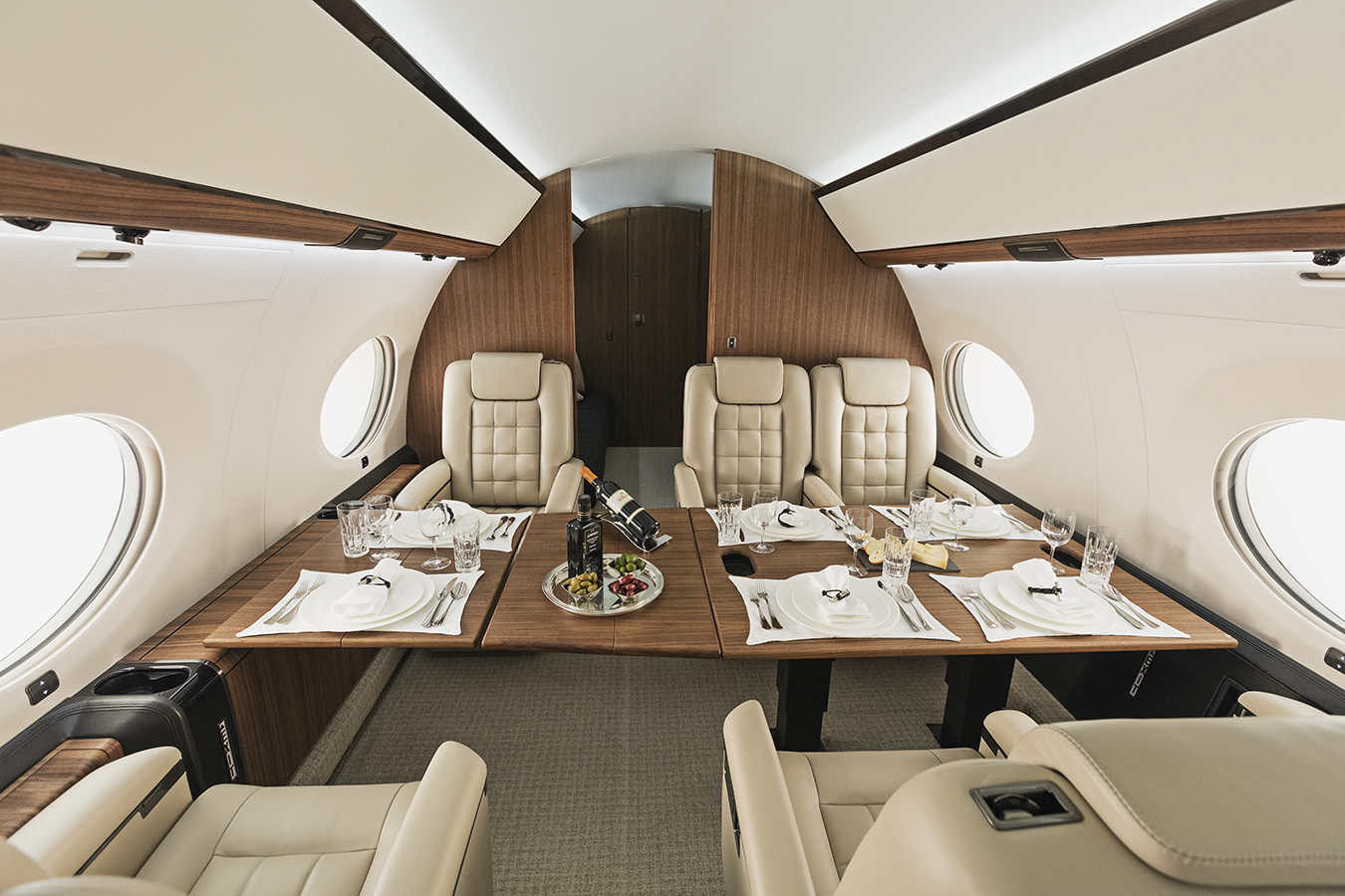 Đà Nẵng bất ngờ xuất hiện loạt máy bay dành cho tỉ phú của Gulfstream- Ảnh 6. Đà Nẵng bất ngờ xuất hiện loạt máy bay dành cho tỉ phú của Gulfstream- Ảnh 6.