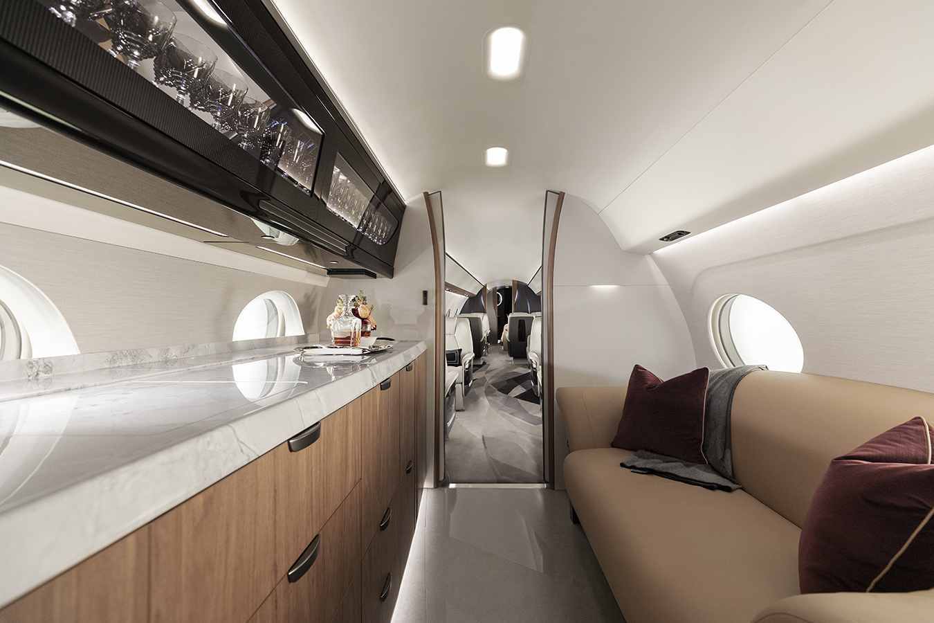 Đà Nẵng bất ngờ xuất hiện loạt máy bay dành cho tỉ phú của Gulfstream- Ảnh 3. Đà Nẵng bất ngờ xuất hiện loạt máy bay dành cho tỉ phú của Gulfstream- Ảnh 3.