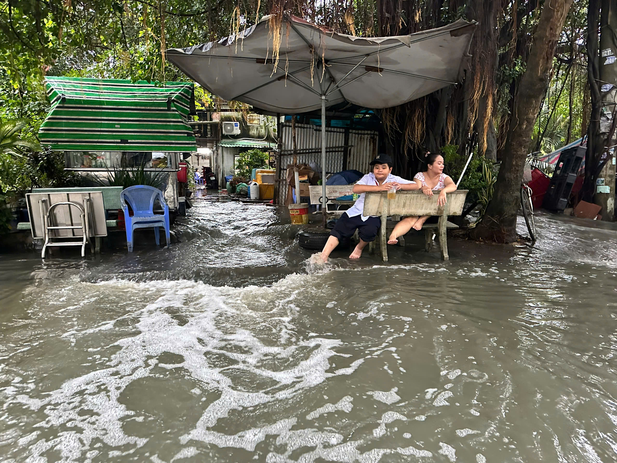 Triều cường dâng cao giờ tan tầm, nhiều tuyến đường ở TP.HCM 'biến thành sông'- Ảnh 1.