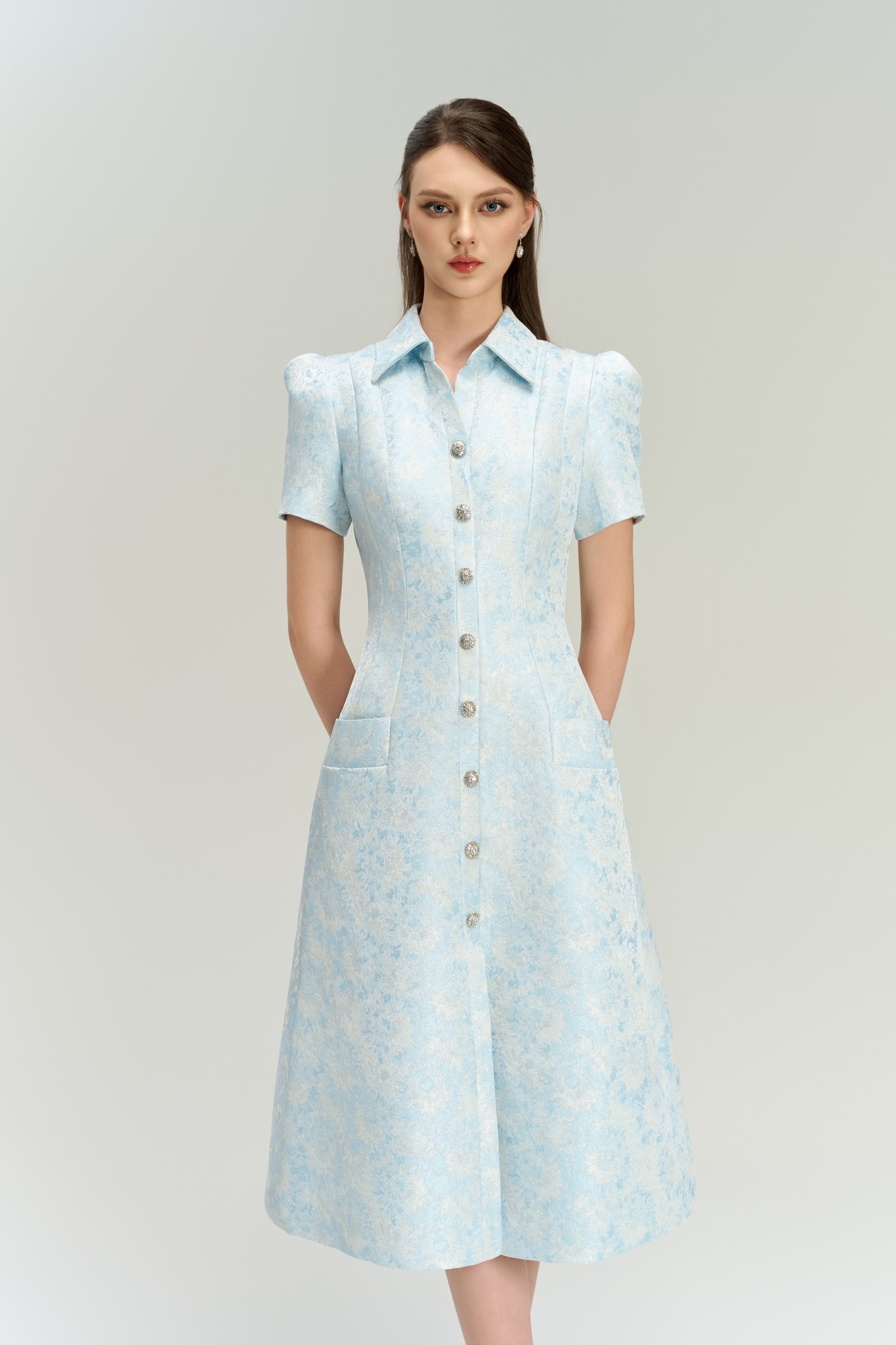 5 pakaian panjang yang paling elegan dan serba boleh untuk musim luruh - Foto 9. 5 chiếc váy dài thanh nhã, linh hoạt bậc nhất mùa thu- Ảnh 9.