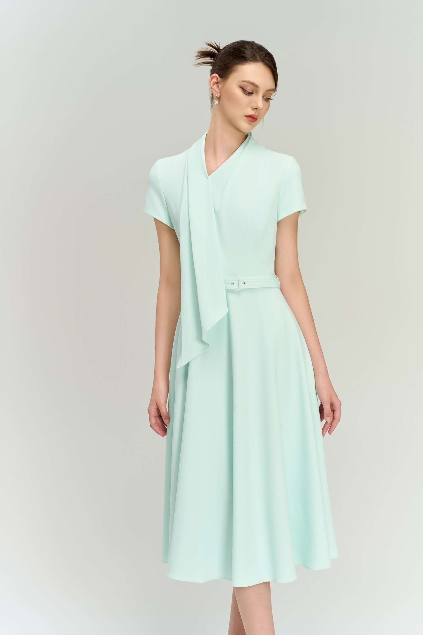 5 pakaian panjang yang paling elegan dan serba boleh untuk musim luruh - Foto 7. 5 chiếc váy dài thanh nhã, linh hoạt bậc nhất mùa thu- Ảnh 7.