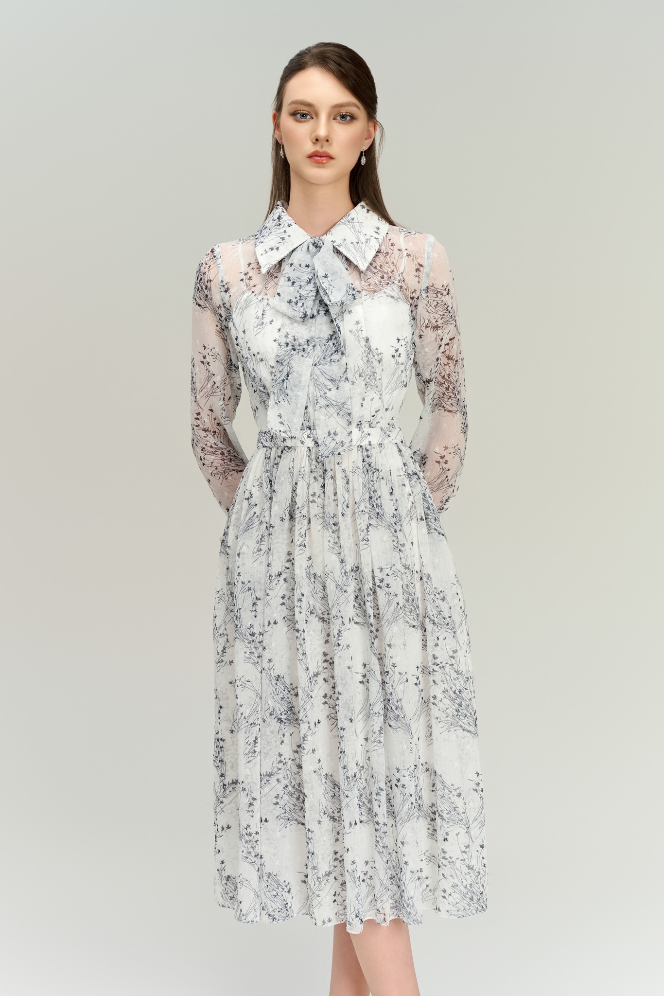 5 pakaian panjang yang paling elegan dan serba boleh untuk musim luruh - Foto 1. 5 chiếc váy dài thanh nhã, linh hoạt bậc nhất mùa thu- Ảnh 1.