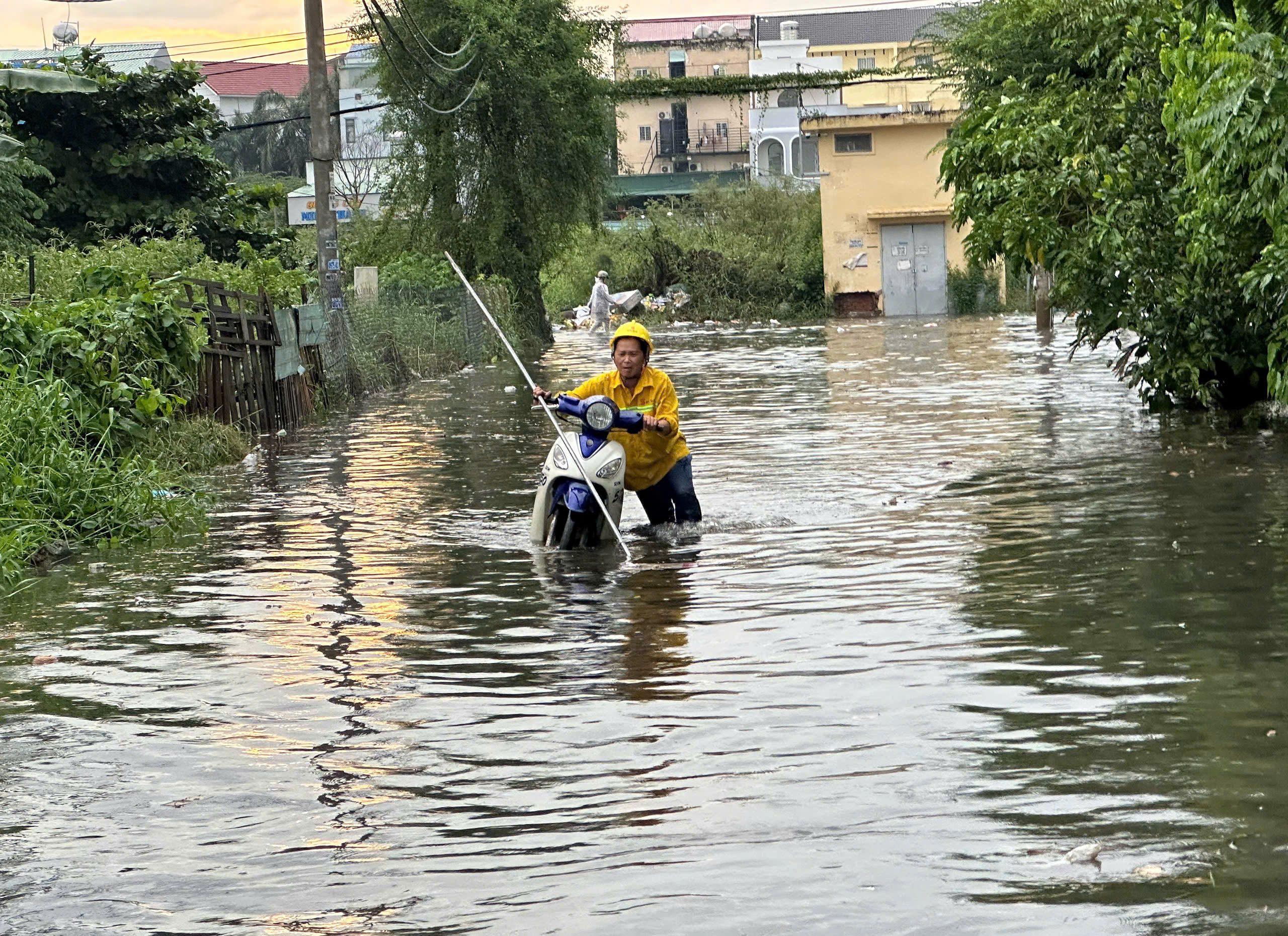 Triều cường dâng cao giờ tan tầm, nhiều tuyến đường ở TP.HCM 'biến thành sông'- Ảnh 2.