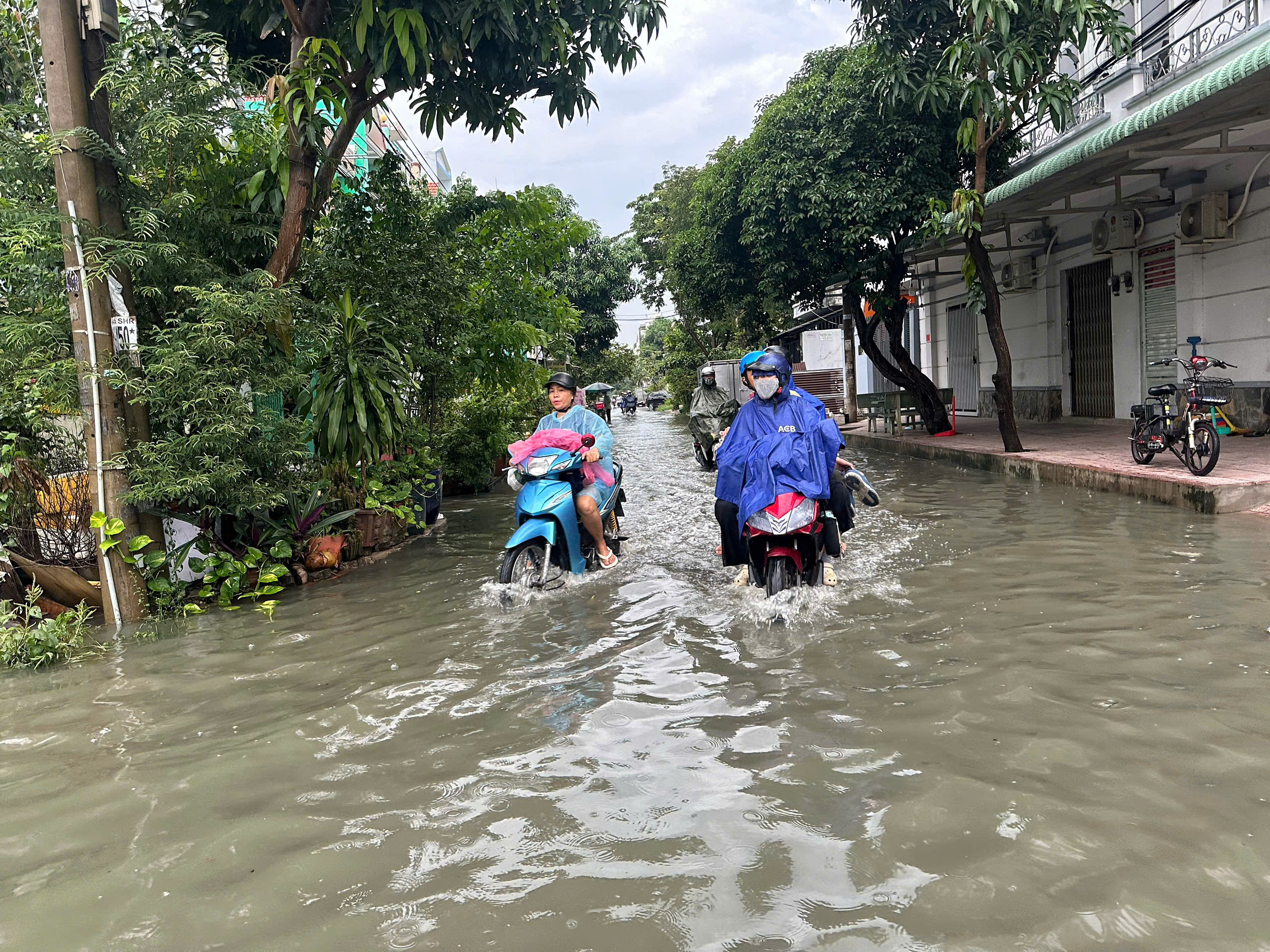 Triều cường dâng cao giờ tan tầm, nhiều tuyến đường ở TP.HCM 'biến thành sông'- Ảnh 3.