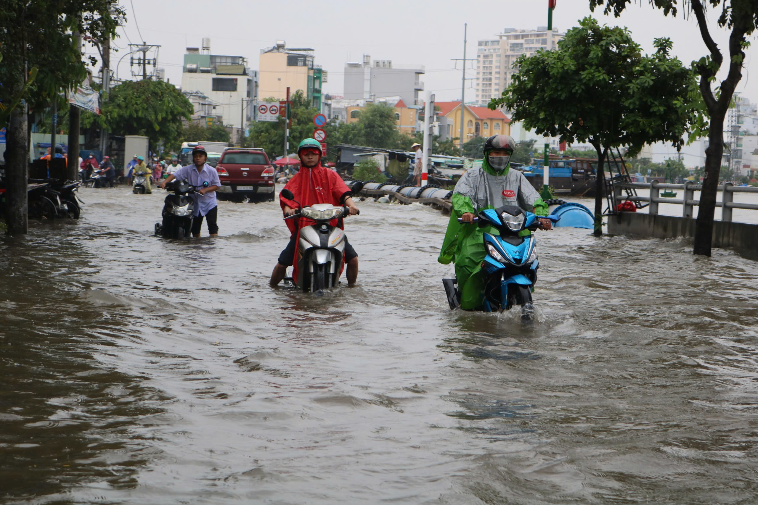 Triều cường dâng cao giờ tan tầm, nhiều tuyến đường ở TP.HCM 'biến thành sông'- Ảnh 6.