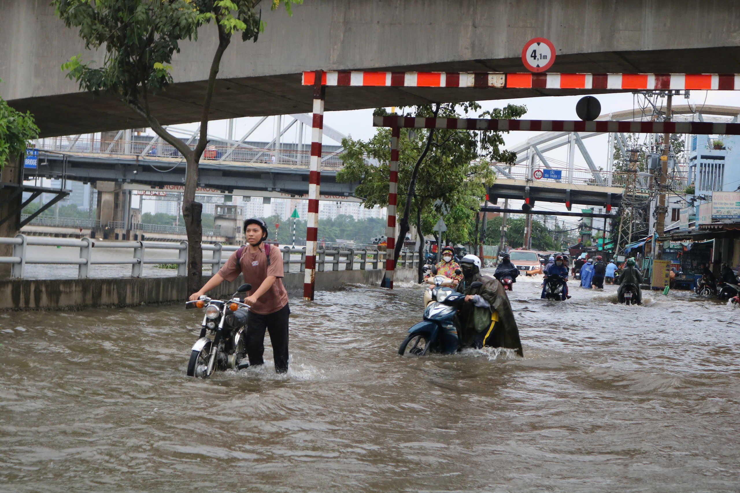 Triều cường dâng cao giờ tan tầm, nhiều tuyến đường ở TP.HCM 'biến thành sông'- Ảnh 7.