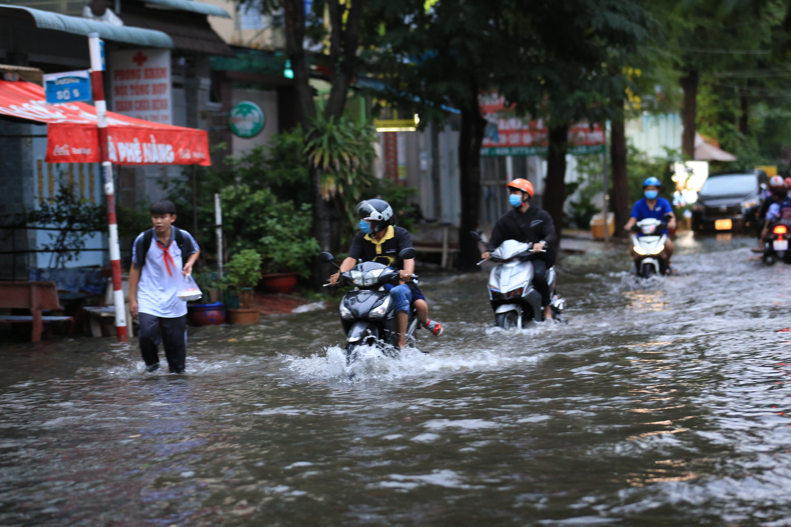 Triều cường dâng cao giờ tan tầm, nhiều tuyến đường ở TP.HCM 'biến thành sông'- Ảnh 15.