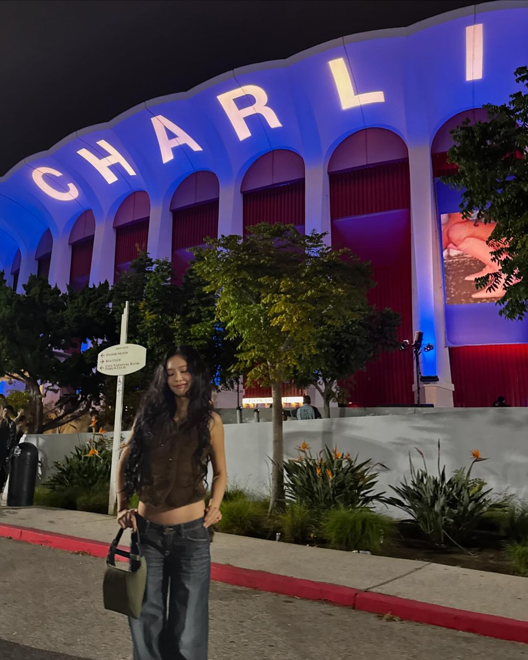 ការរស់ឡើងវិញនៃរចនាប័ទ្មទសវត្សរ៍ទី 90 ជាមួយនឹងសម្ភារៈខោខូវប៊យតែមួយគត់ - រូបថត 2 ។ Hồi sinh phong cách thập niên 90 với chất liệu jean cá tính- Ảnh 2.