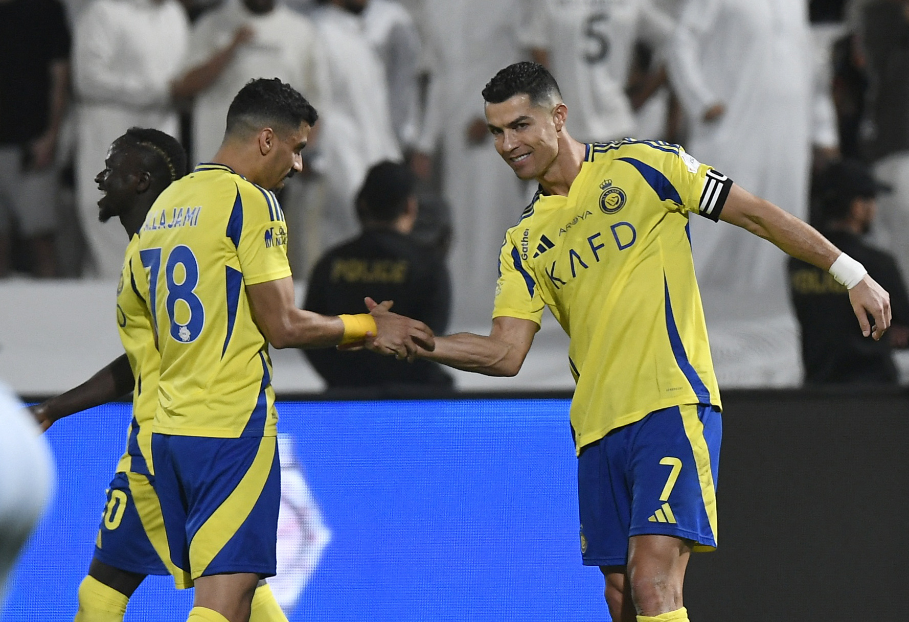 Ronaldo cứu Al Nassr bằng bàn thắng ở phút 97 2 2024 10 18t200407z932061718up1ekai1jqtp0rtrmadp3soccer saudi sha nsr report 17292849851341662626642