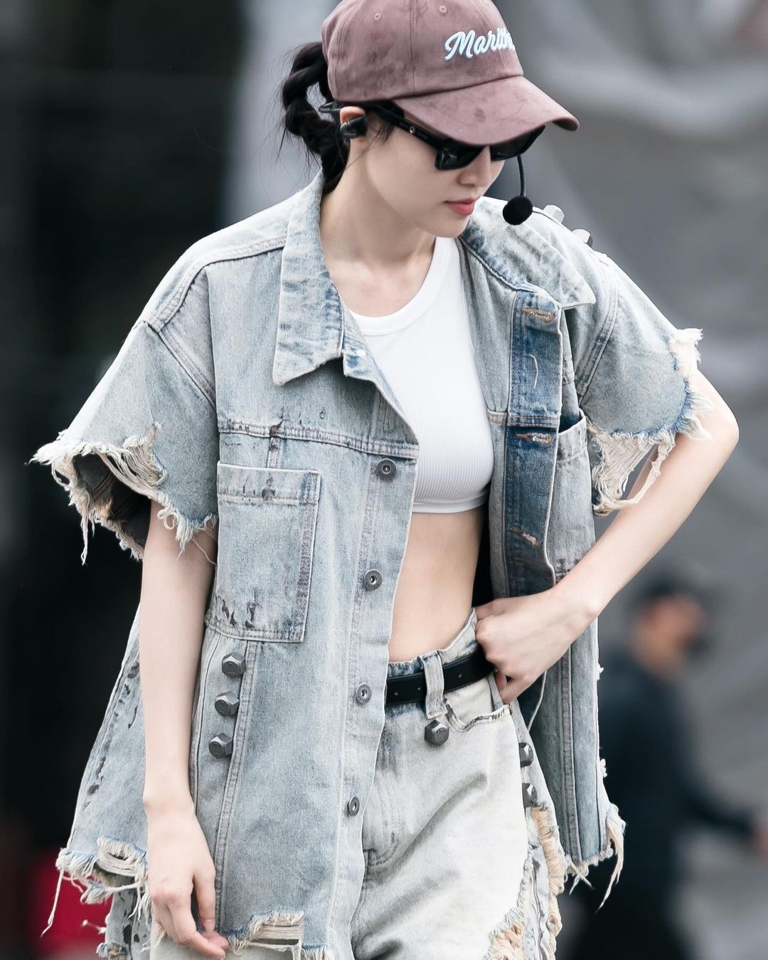 ការរស់ឡើងវិញនៃរចនាប័ទ្មទសវត្សរ៍ទី 90 ជាមួយនឹងសម្ភារៈខោខូវប៊យតែមួយគត់ - រូបថត 3 ។ Hồi sinh phong cách thập niên 90 với chất liệu jean cá tính- Ảnh 3.