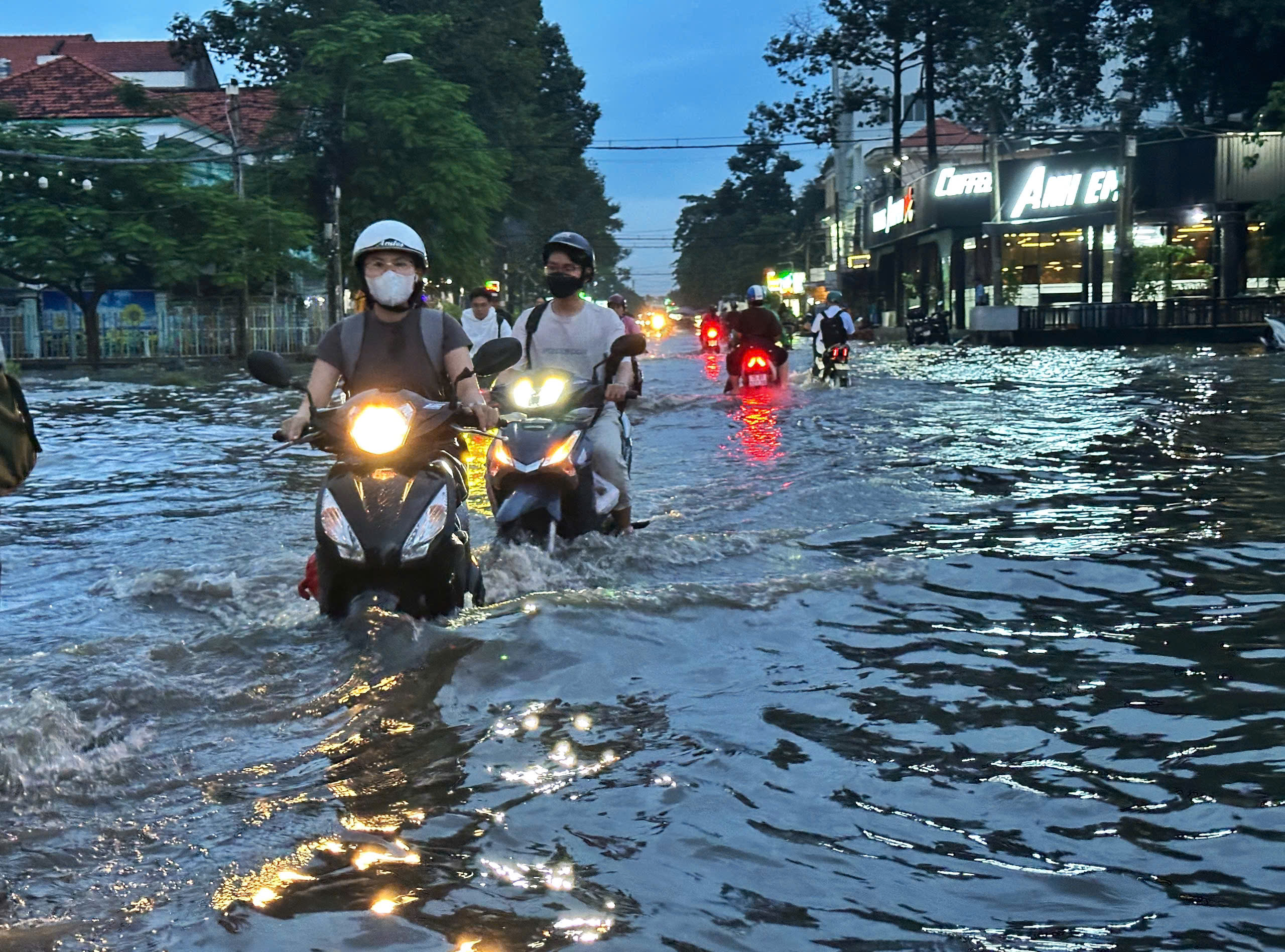 Triều cường ở TP.HCM đạt đỉnh: Có liên quan đến siêu trăng lớn nhất 2024?- Ảnh 3.